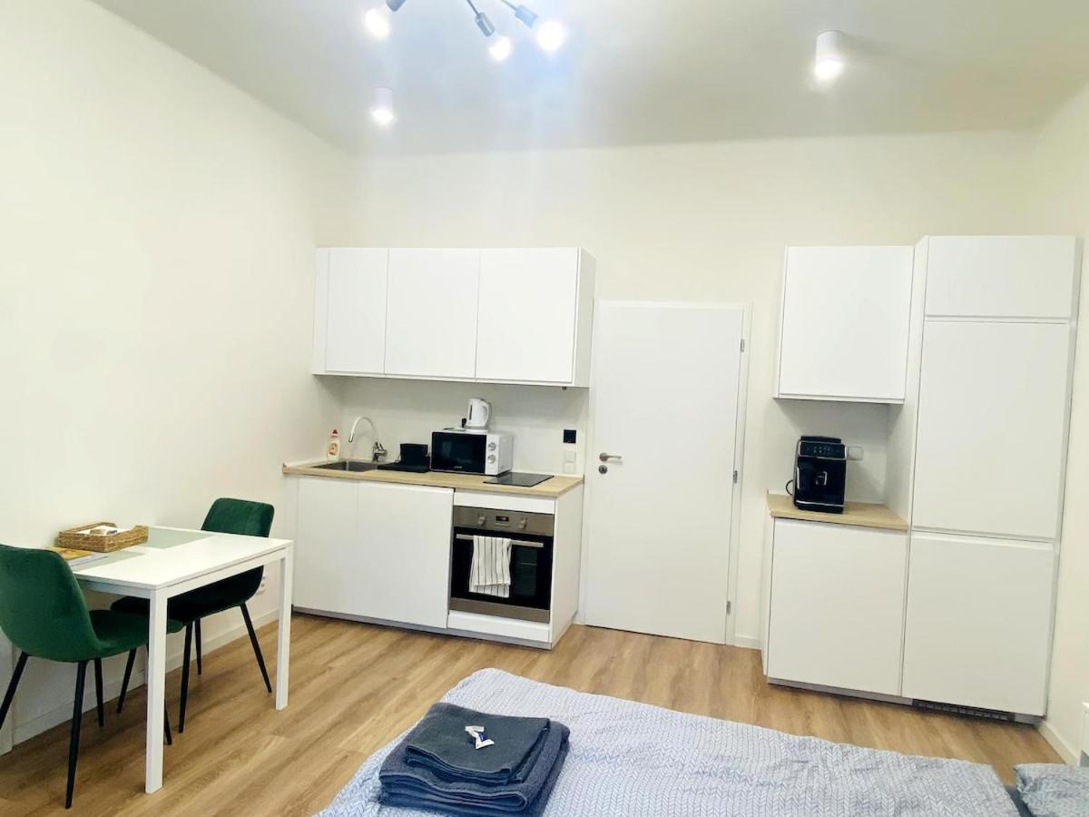 Private Close To Red Subway Pankrac Apartment *