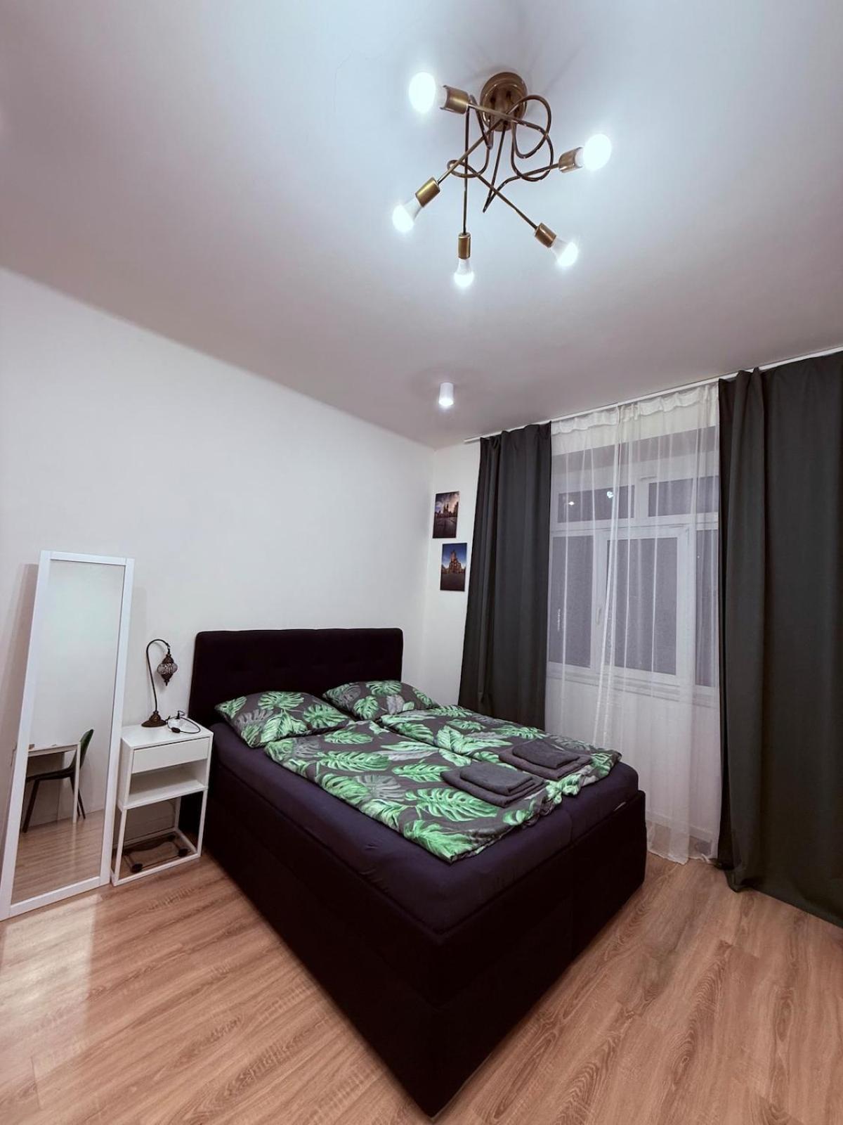 Private Close To Red Subway Pankrac Apartment