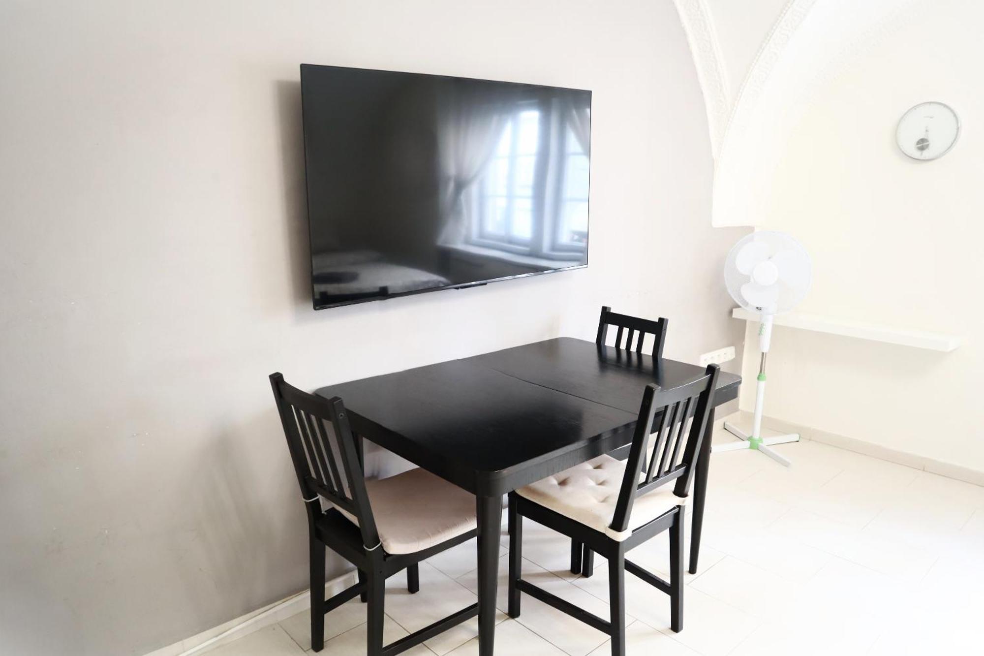 At The Blue Lion & Parking Assistance Homestay Prague