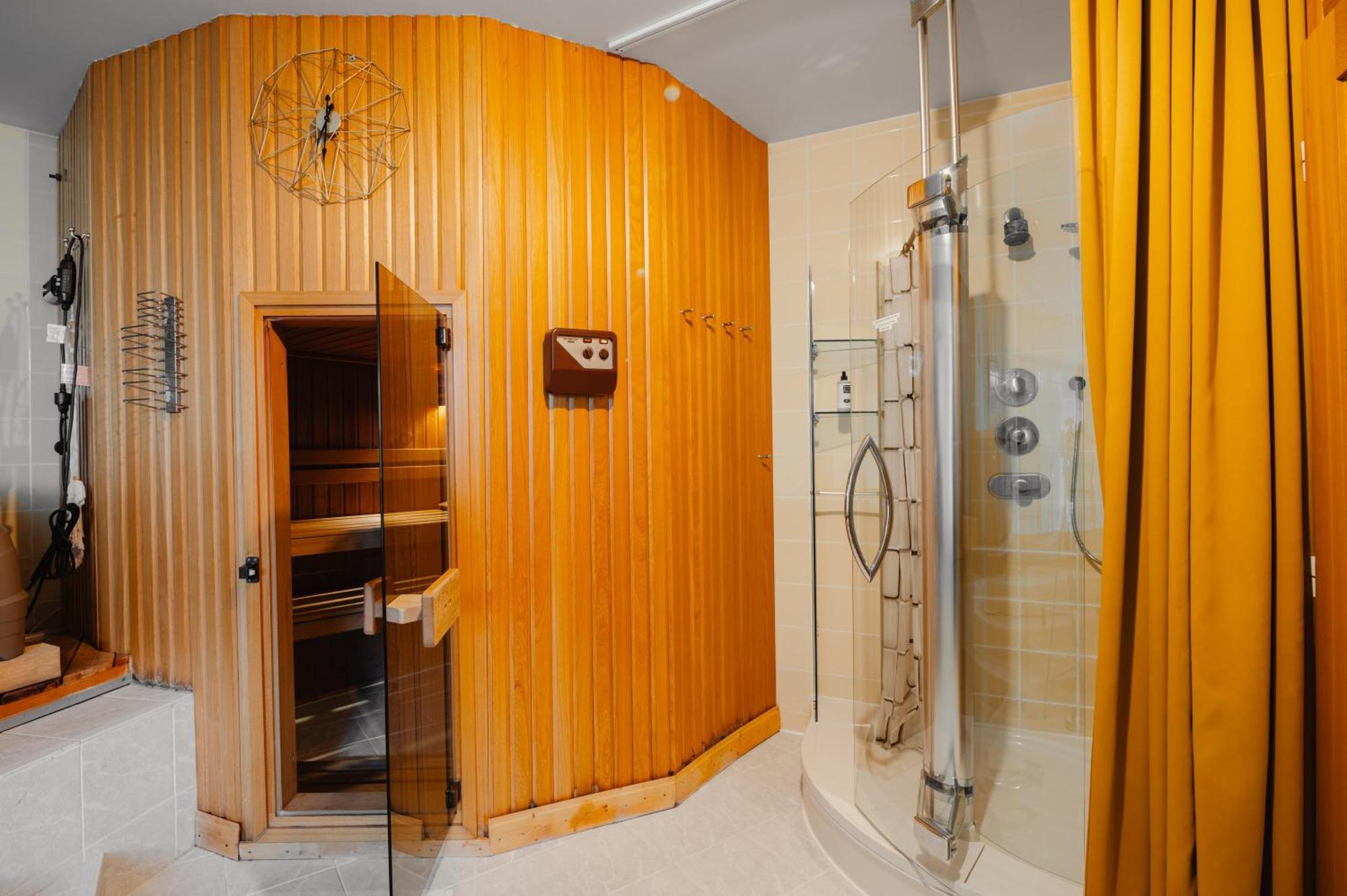 Unique With Private Pool, Cinema, Prag