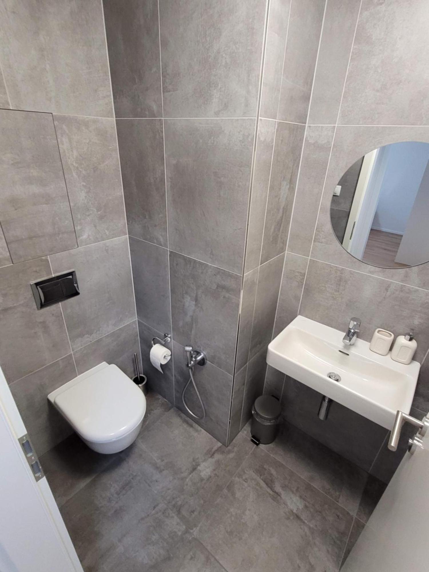 Newly Built With Balcony, Ac And Free Indoor Garage Lägenhet Prag