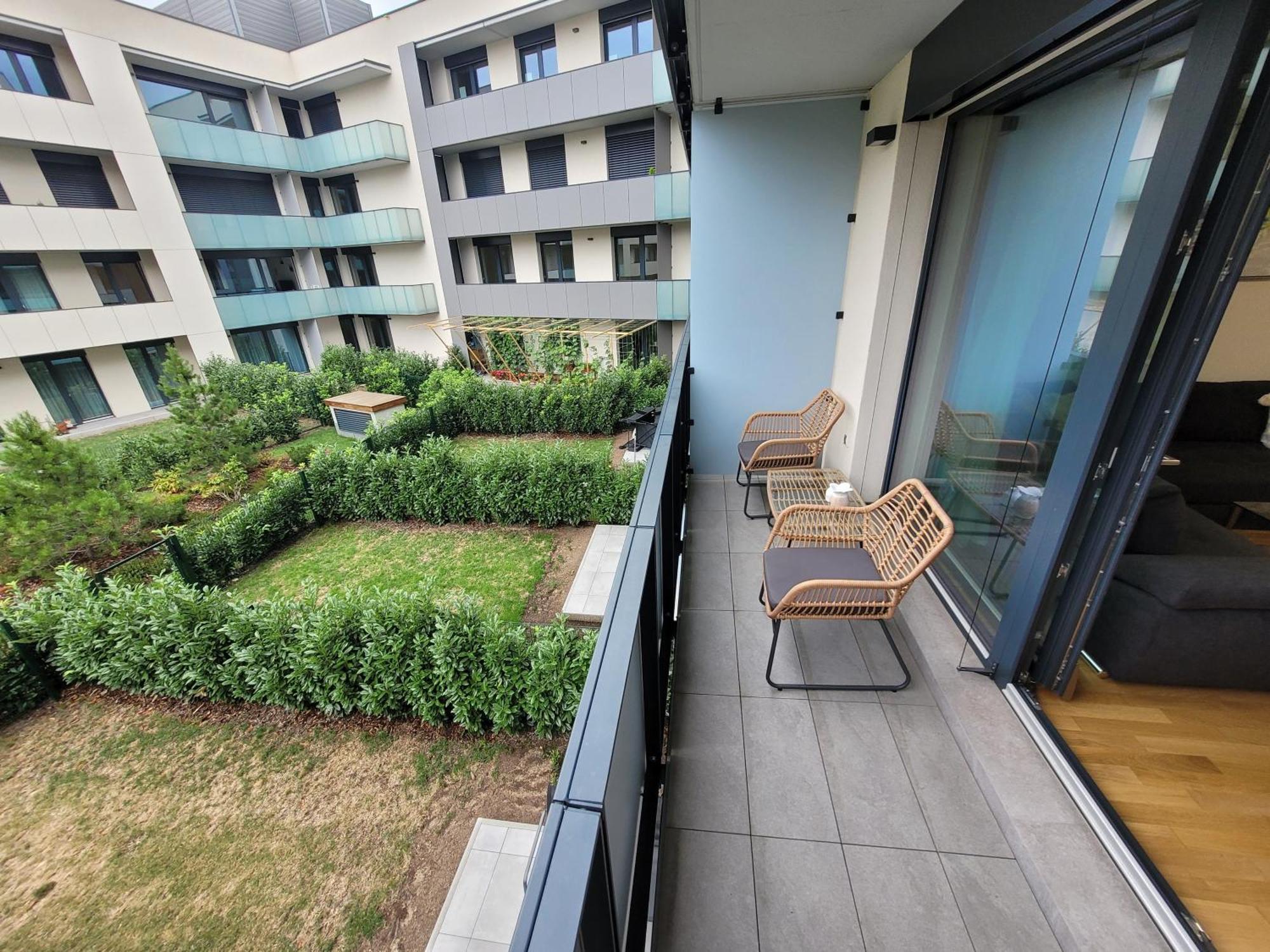 Lägenhet Newly Built With Balcony, Ac And Free Indoor Garage *