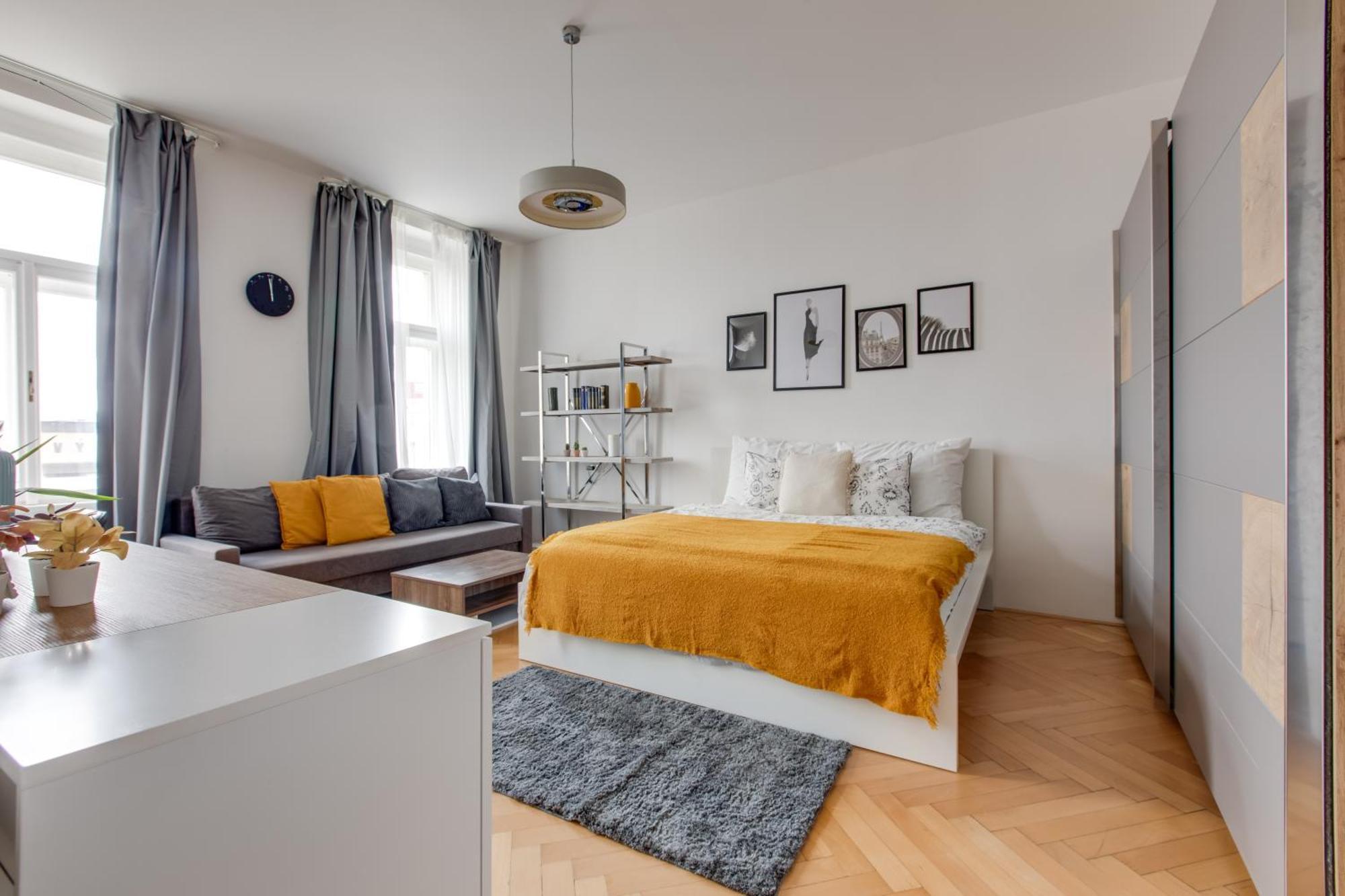 Stylish Quiet 2bds Flat Letna Park - U14 *