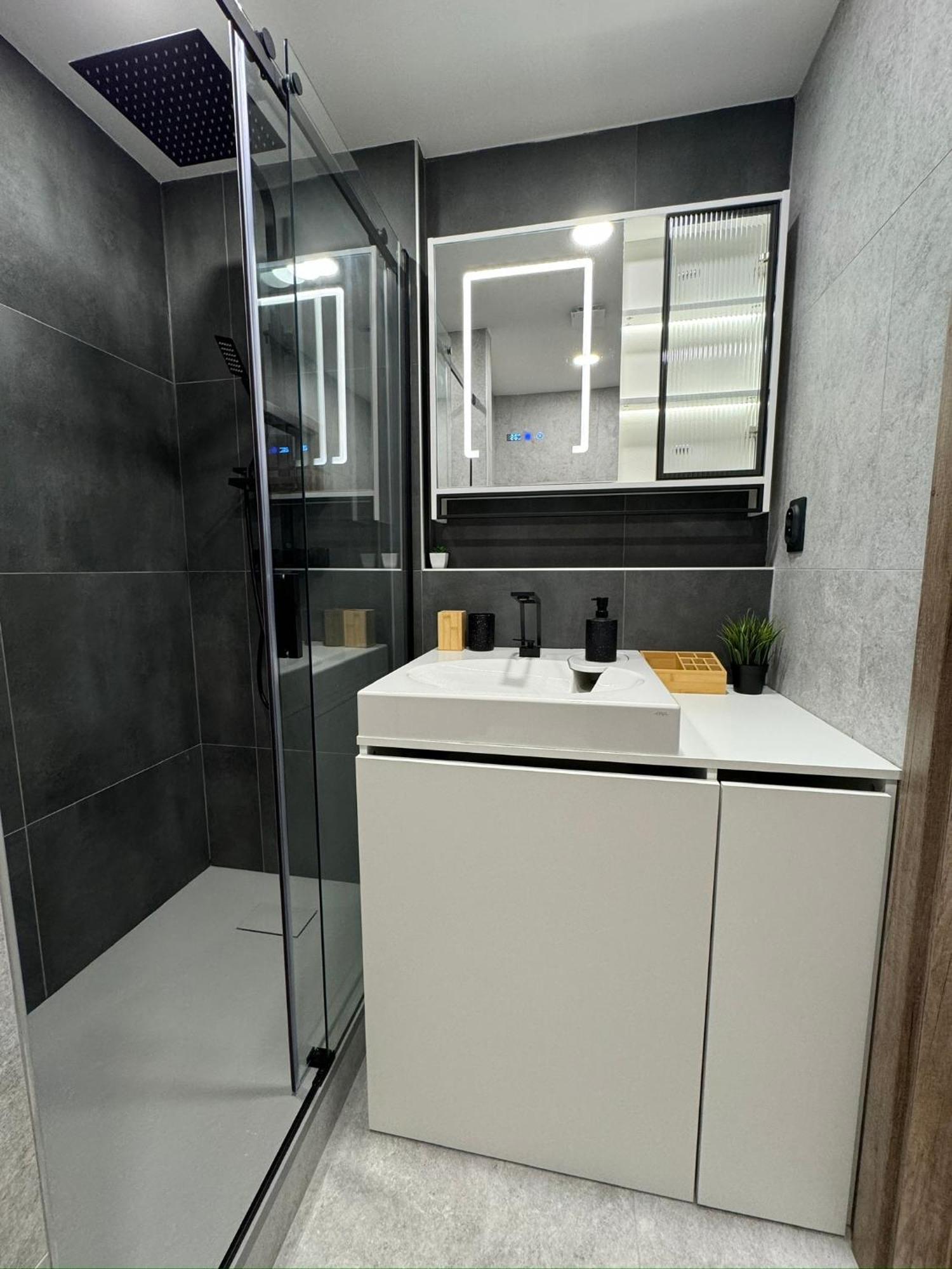 Smarty Choice Flat With Deluxe Kitchen Apartment