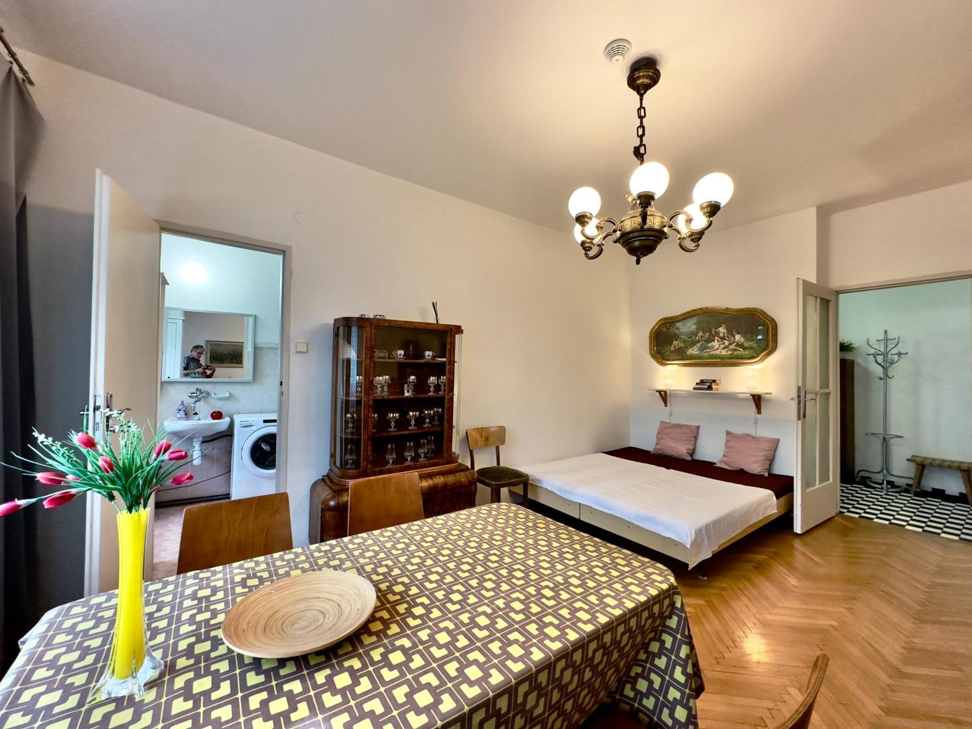 Sedlcanska - Will Save Money Here - Equipped With Antique Furniture Prag