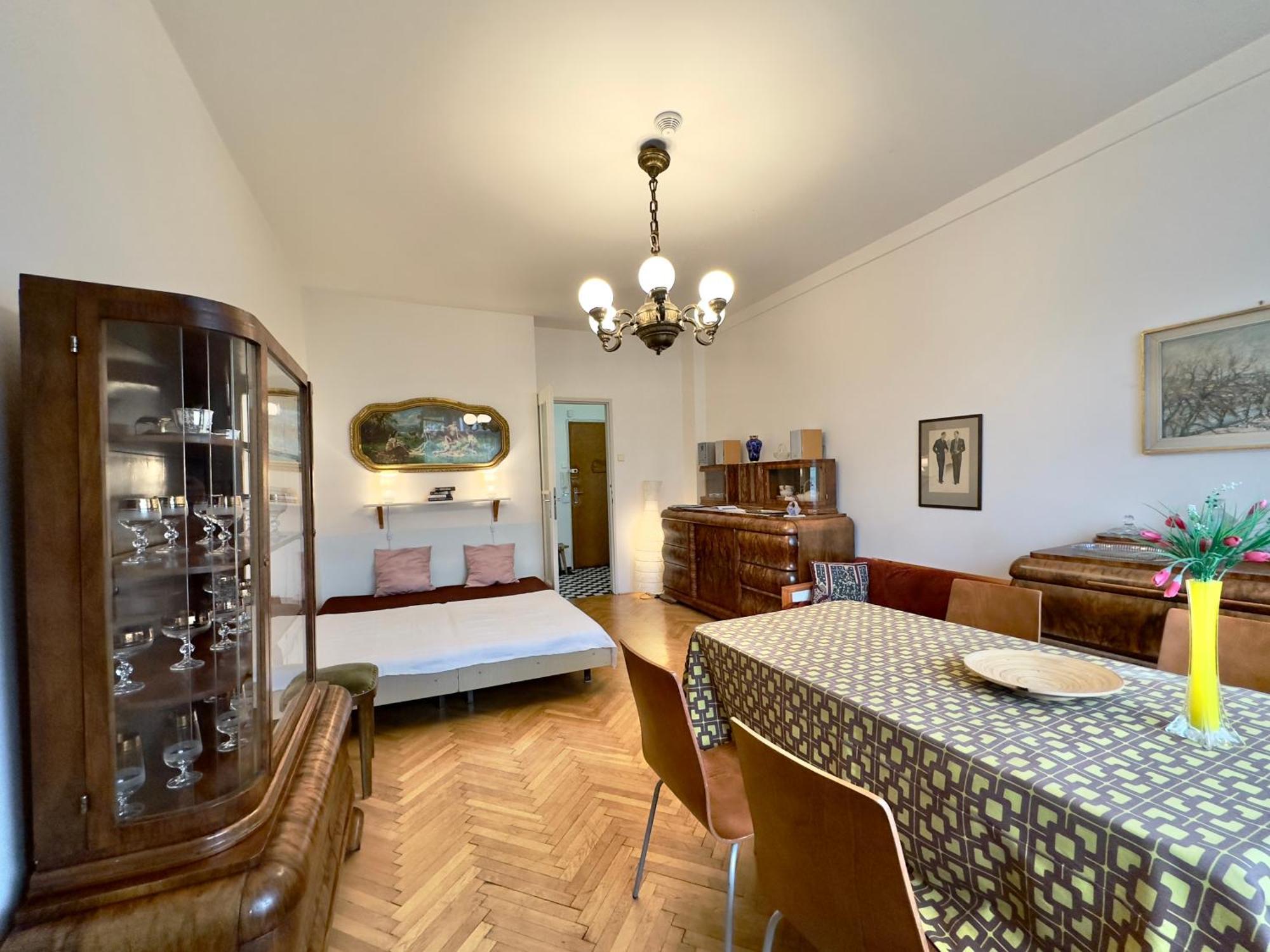 Sedlcanska - Will Save Money Here - Equipped With Antique Furniture * Prag