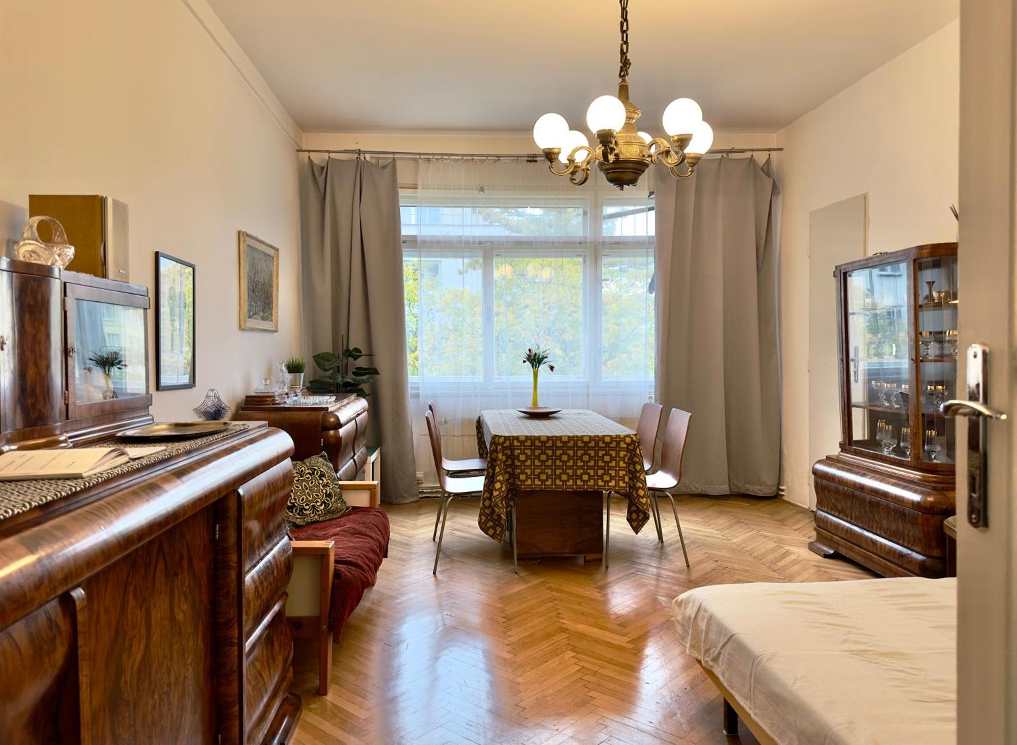 Sedlcanska - Will Save Money Here - Equipped With Antique Furniture