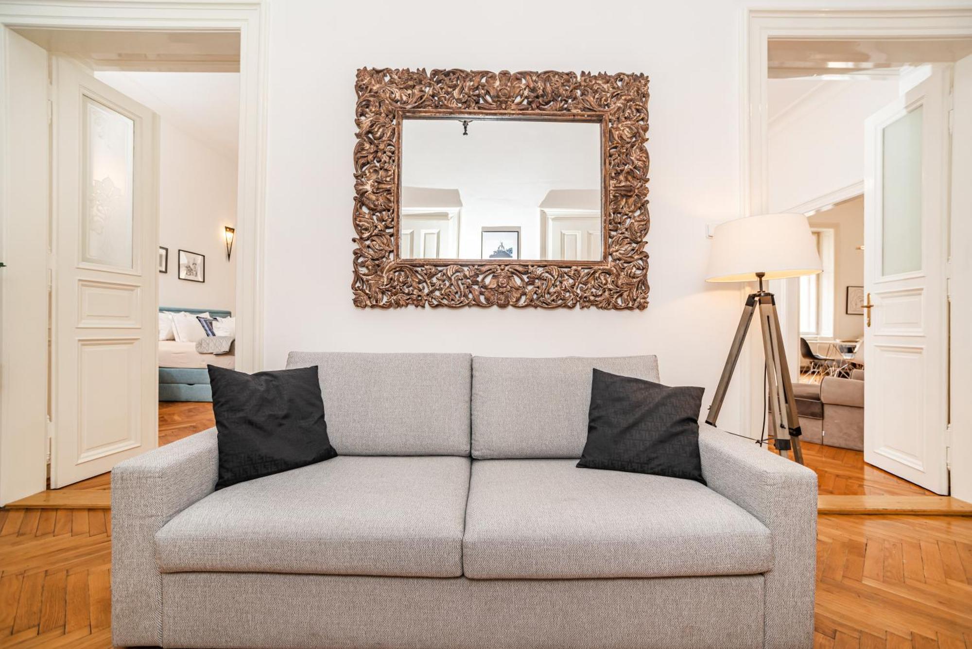 Lägenhet Spacious Two-bedroom In Old Town *