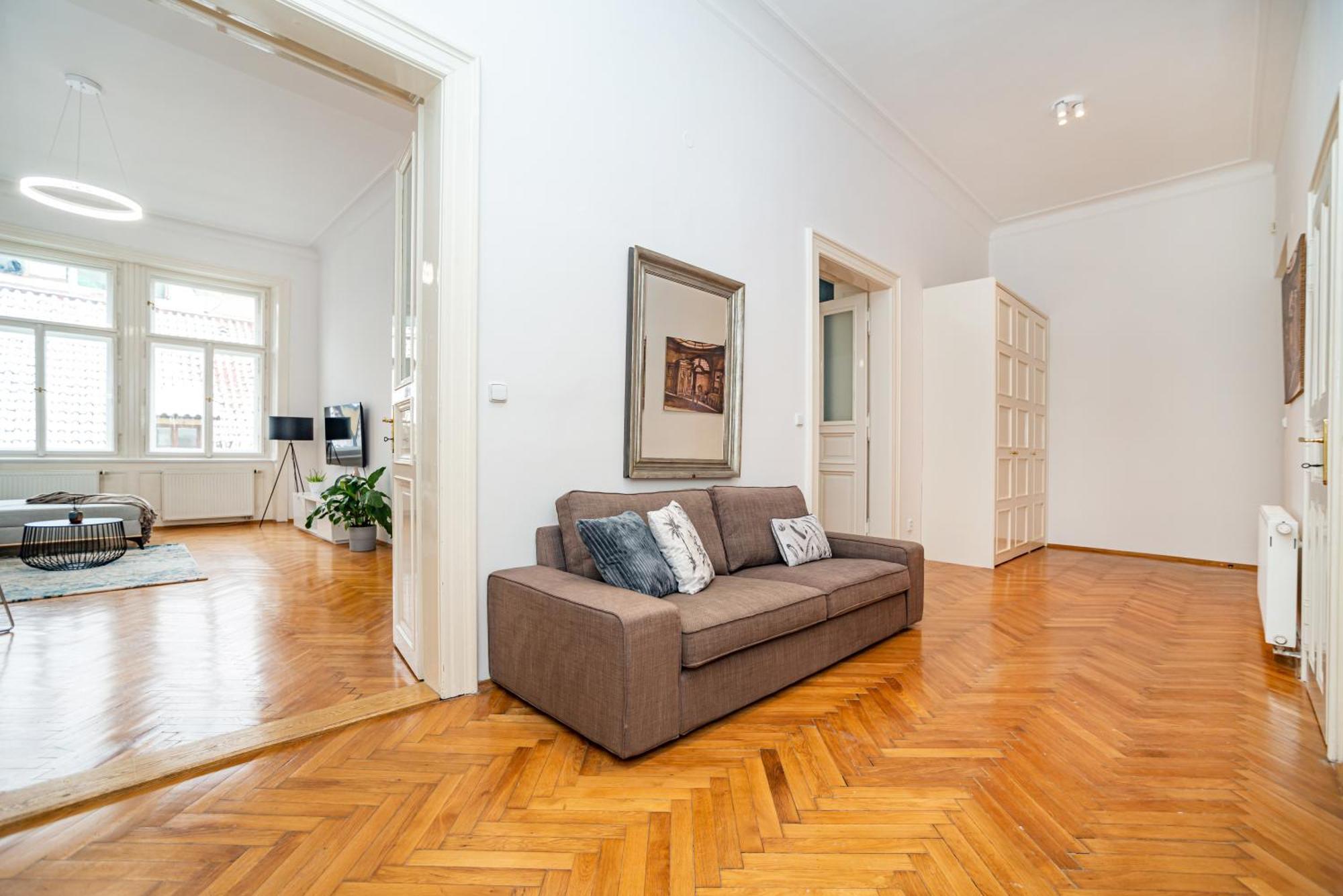 Spacious Two-bedroom In Old Town *