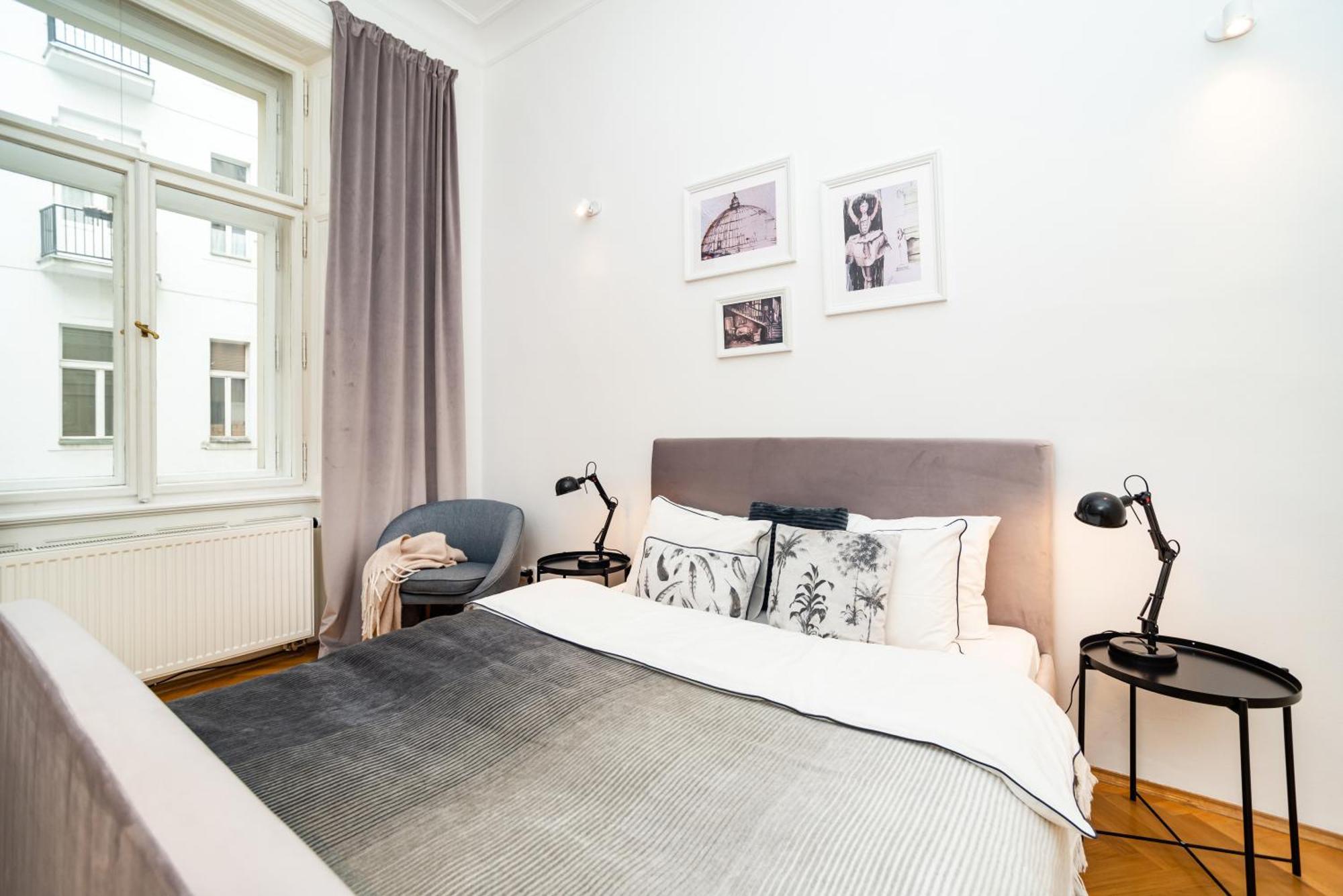 Spacious Two-bedroom In Old Town Lägenhet