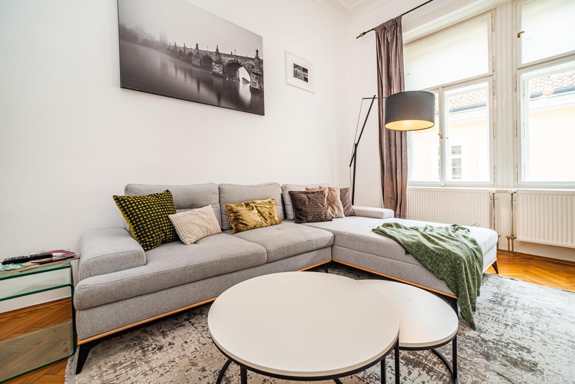 Lägenhet Spacious Two-bedroom In Old Town *
