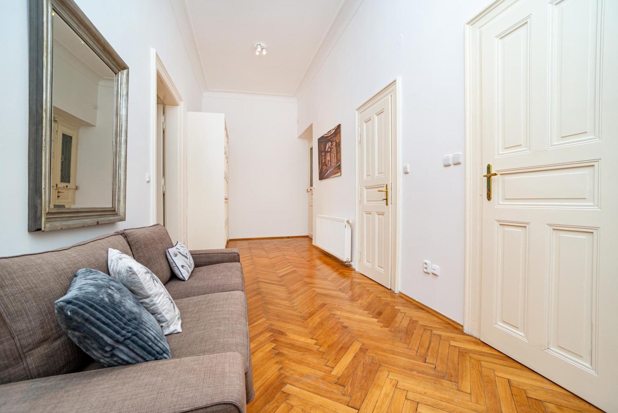 Lägenhet Spacious Two-bedroom In Old Town Prag
