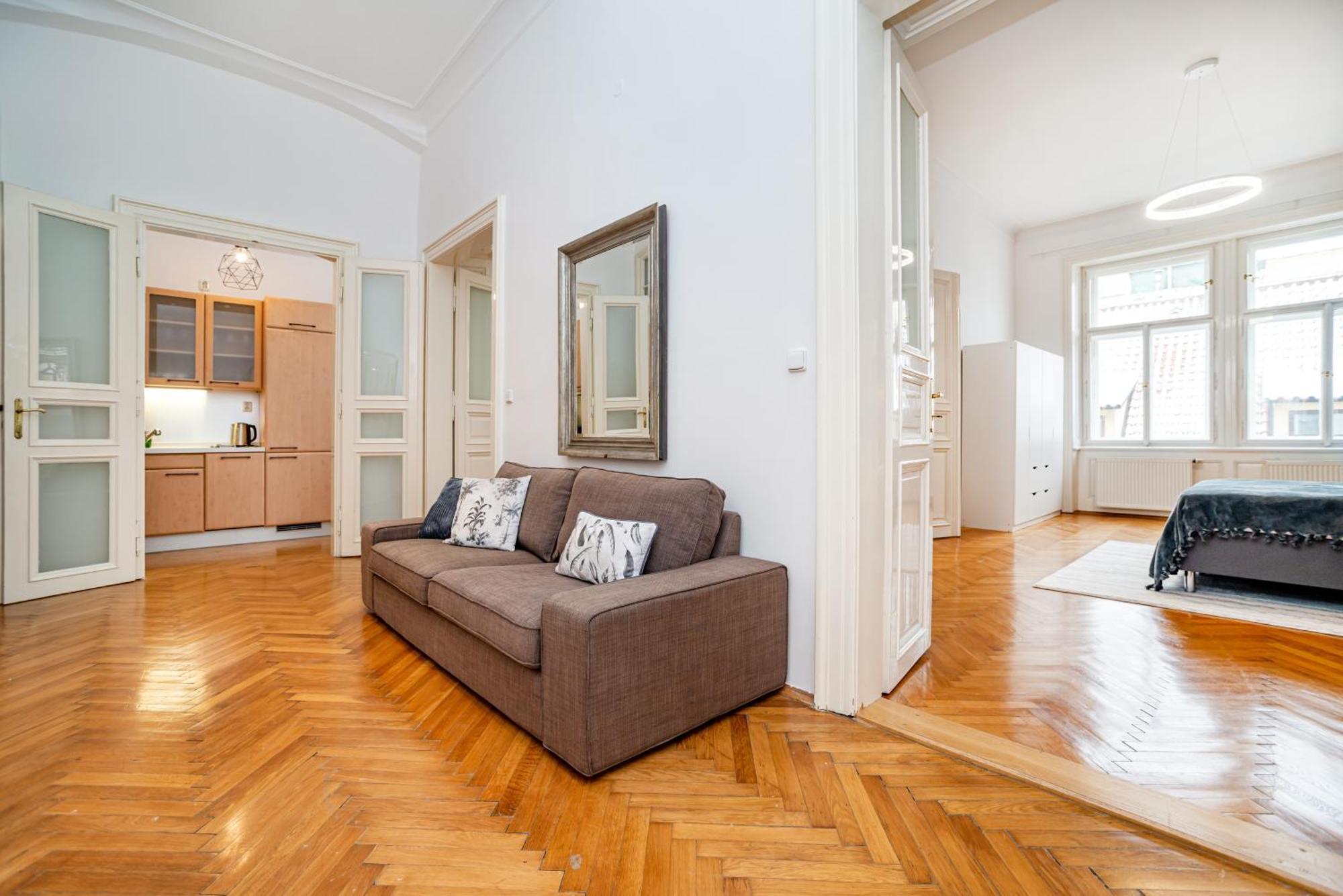 Lägenhet Spacious Two-bedroom In Old Town