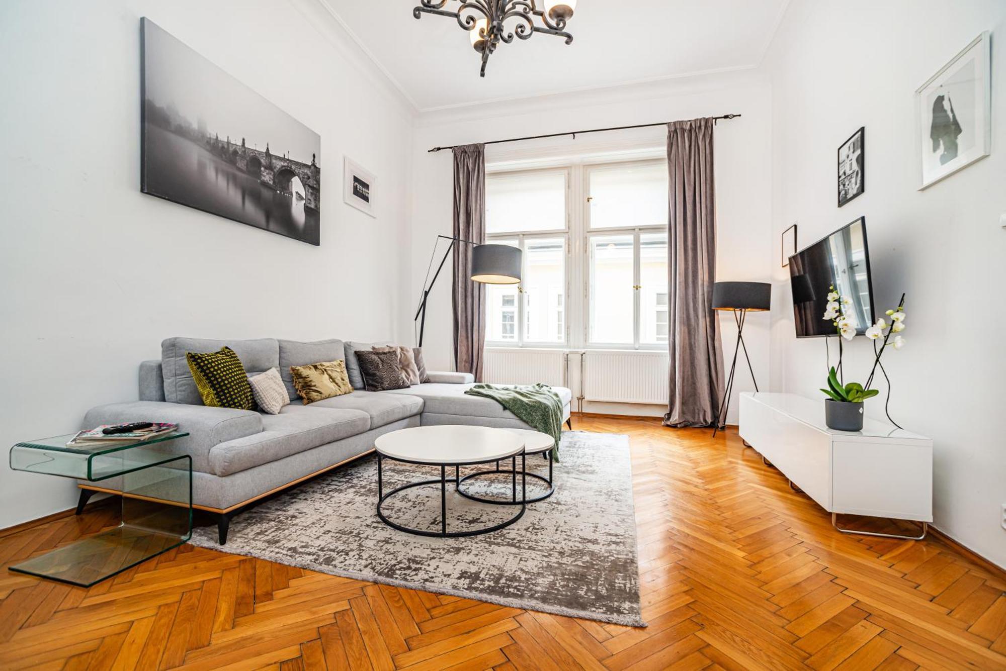 Lägenhet Spacious Two-bedroom In Old Town *