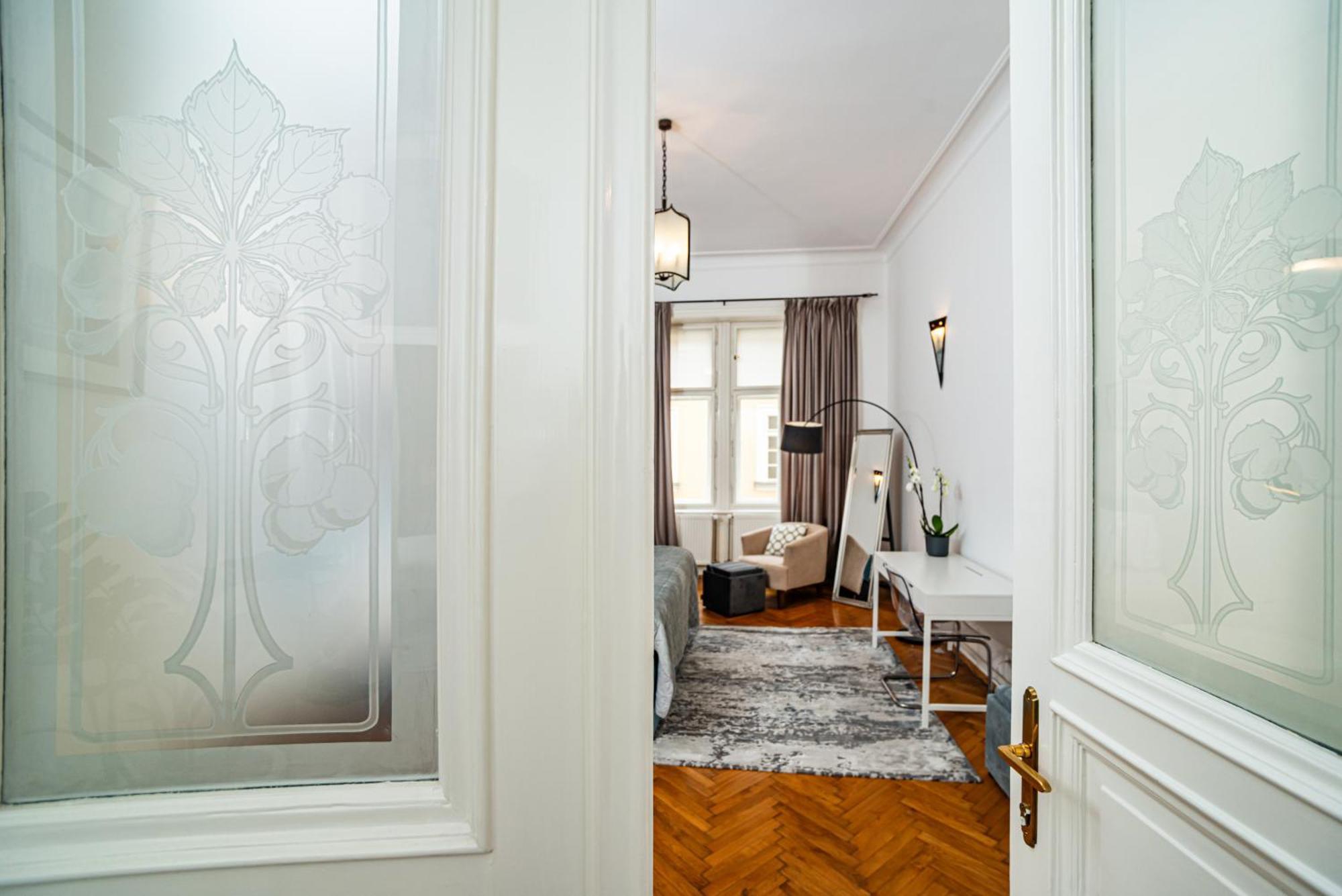 Lägenhet Spacious Two-bedroom In Old Town