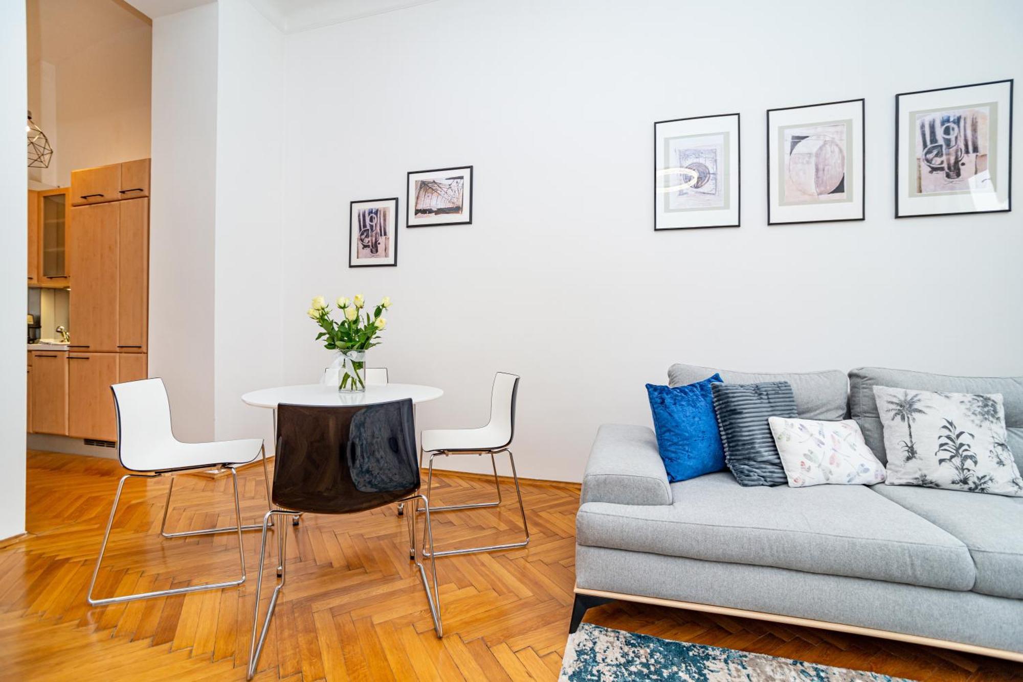 Lägenhet Spacious Two-bedroom In Old Town *