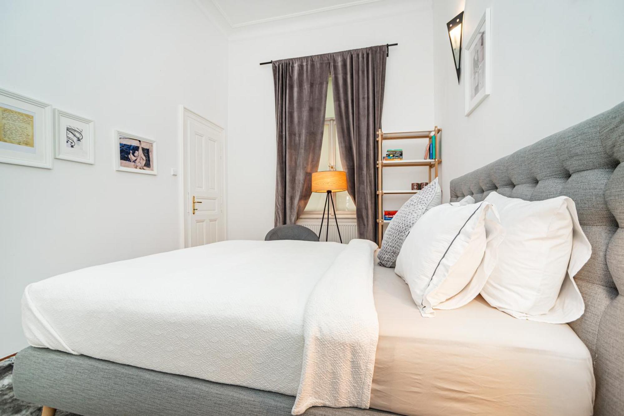 Spacious Two-bedroom In Old Town Prag
