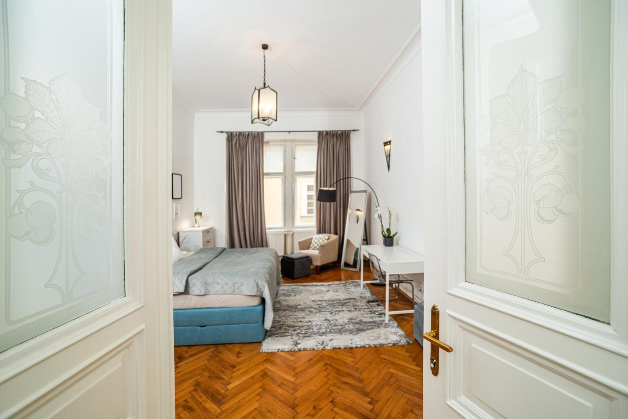 Spacious Two-bedroom In Old Town Lägenhet