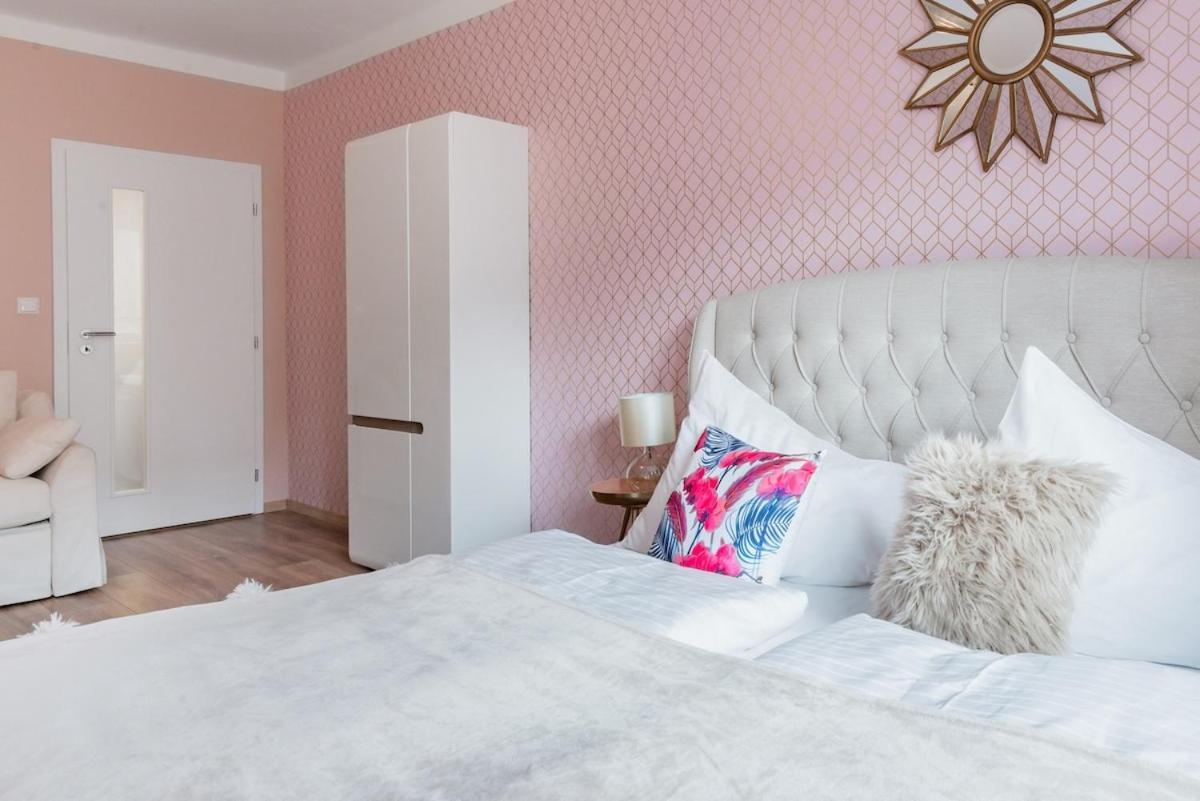 Pastel Art Deco 3bdr Ruterra Lejlighed Prag