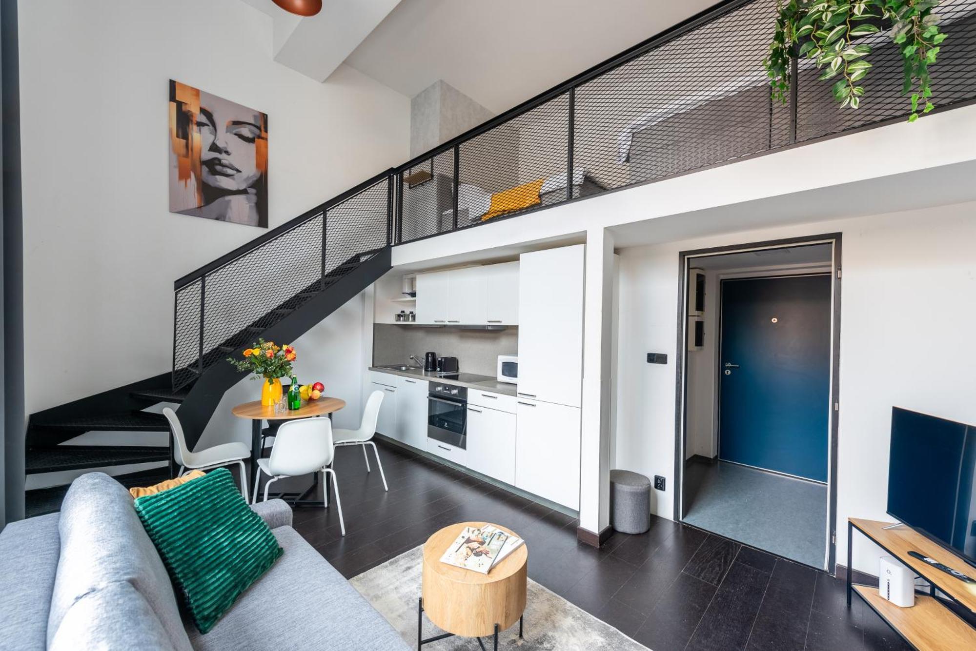 Loft Spacious In Prag