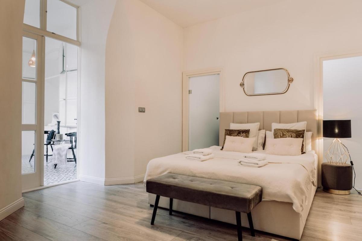 Wenceslas Square / Main Station - New Studio***** * Praha