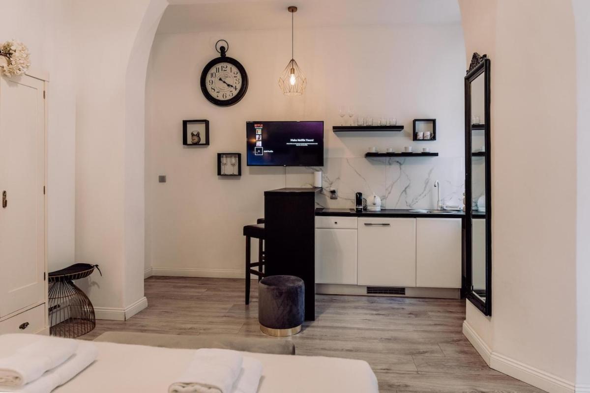 Wenceslas Square / Main Station - New Studio***** * Praha
