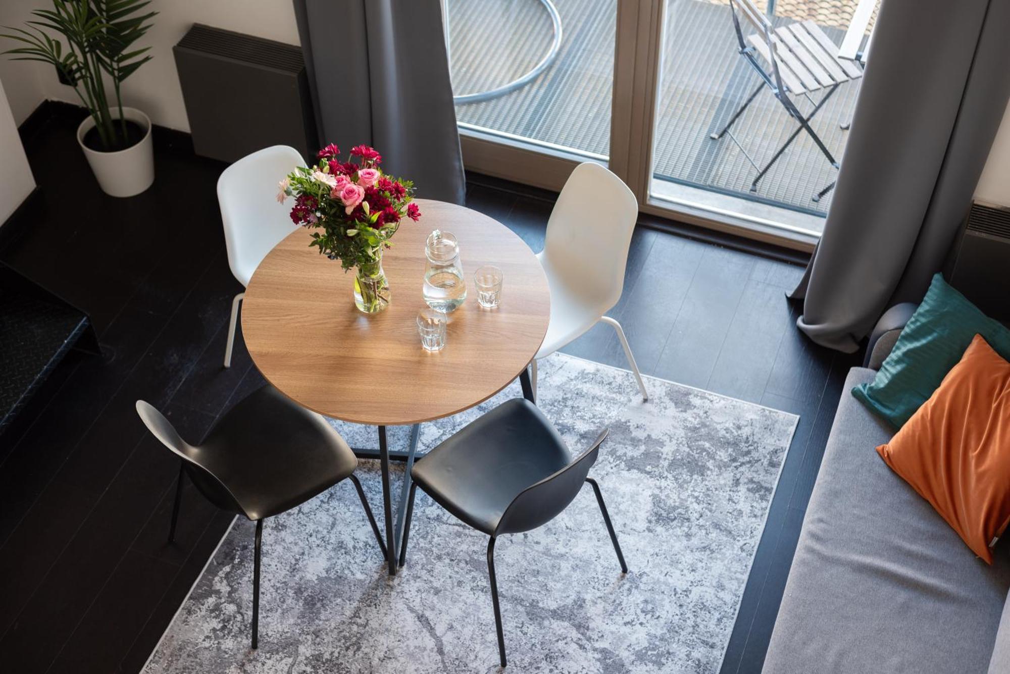 Loft Spacious In Prag