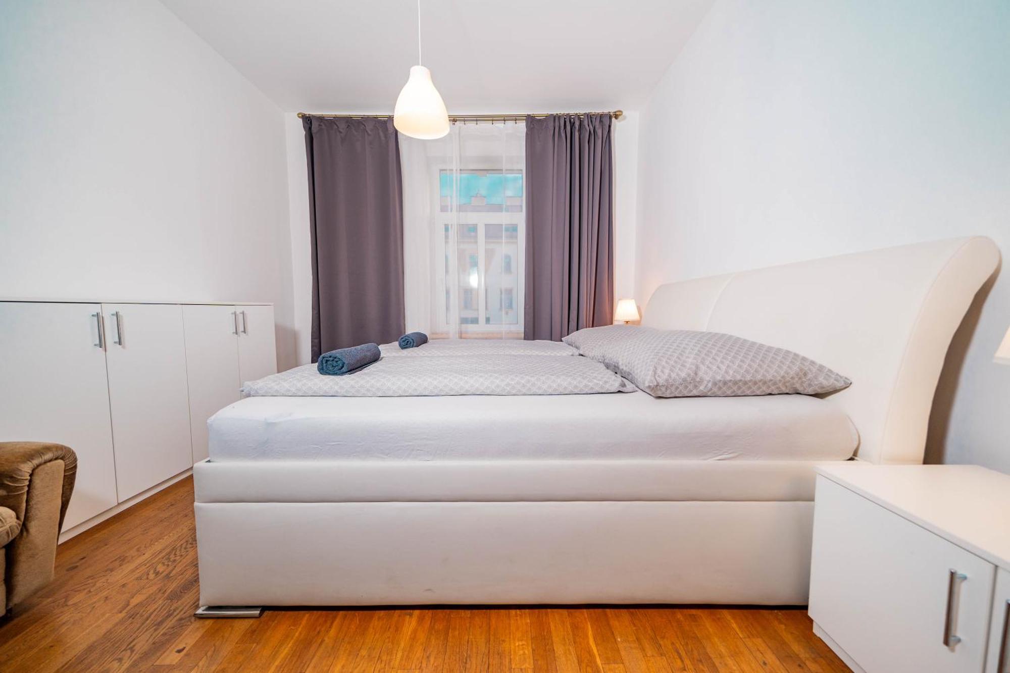 Apartment 6 Bob's - 3 Bedrooms, King Size Beds Prag