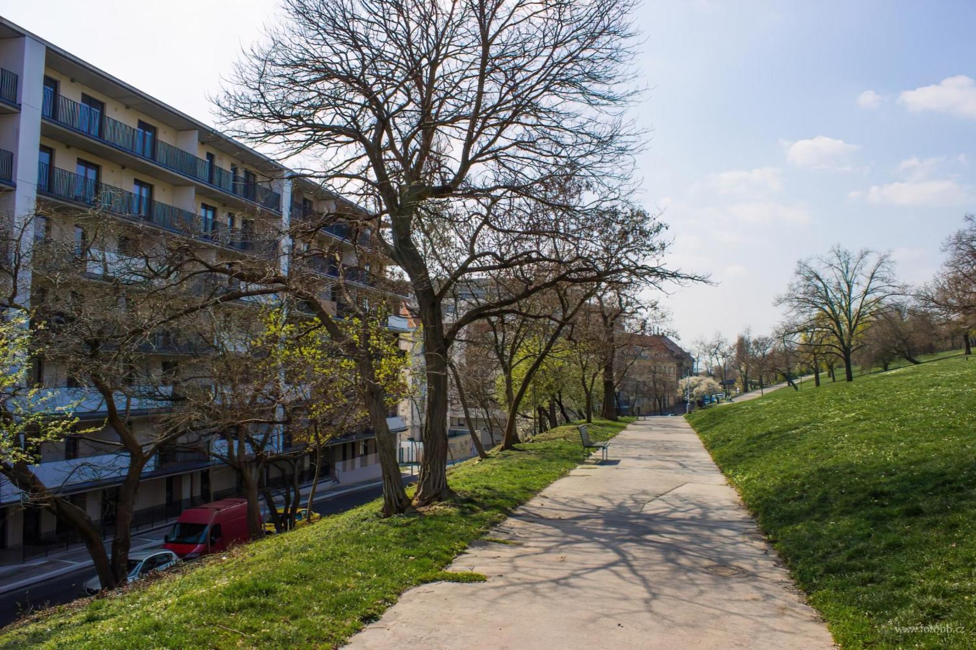 Onsite Free Garage Parking, 10min Centre By Bus Lejlighed *