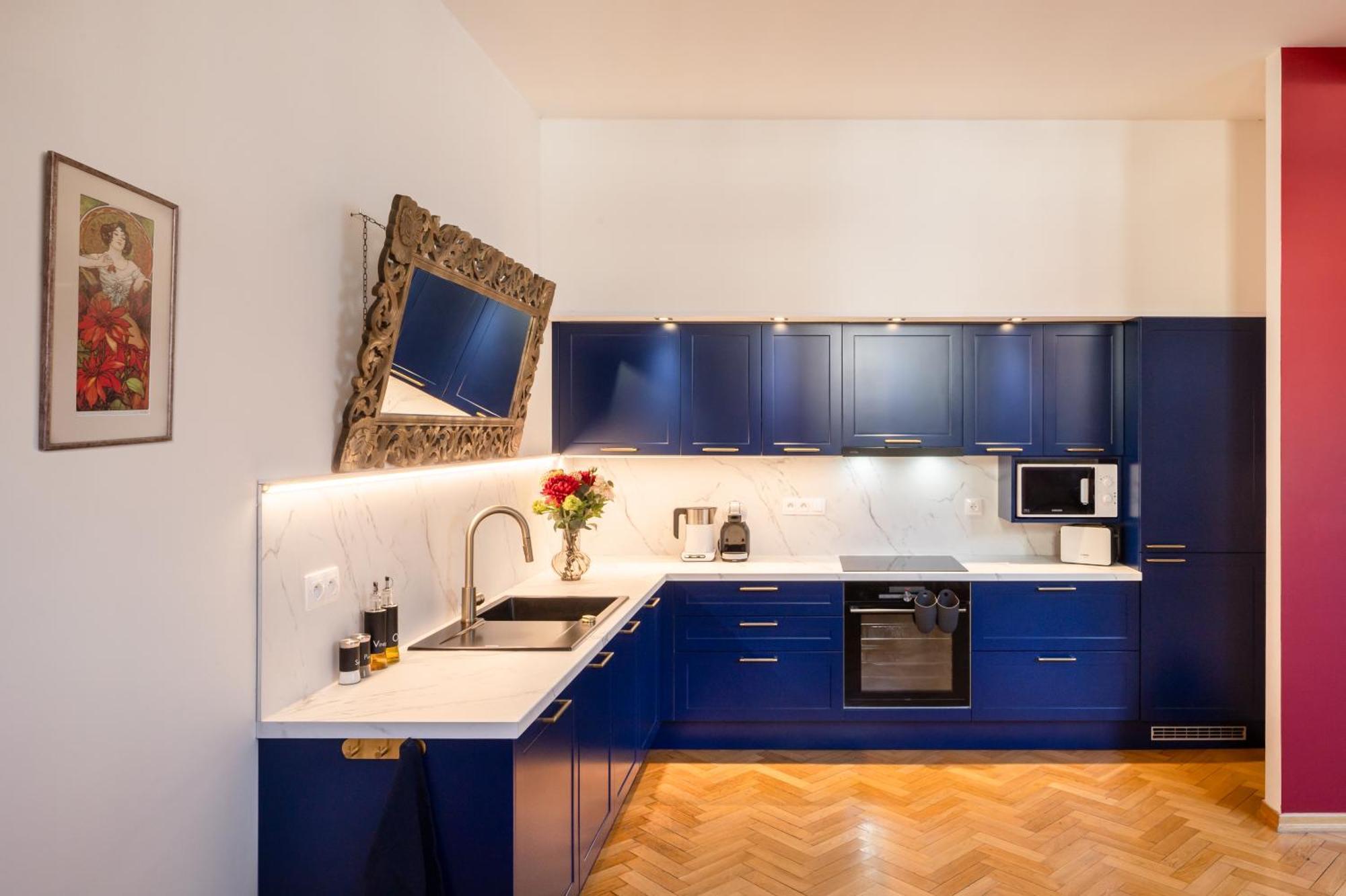 Decadent Art Deco Balcony Apartment In Old Town Apartment Prag