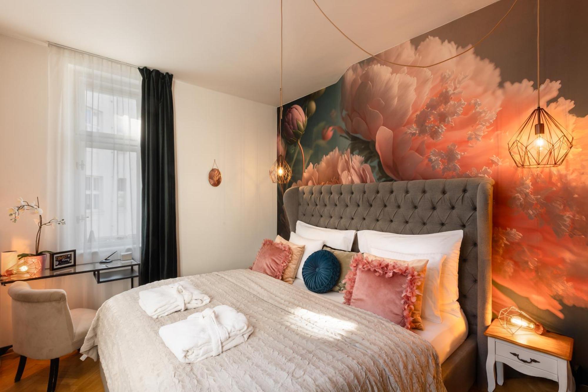 Decadent Art Deco Balcony Apartment In Old Town Apartment Prag