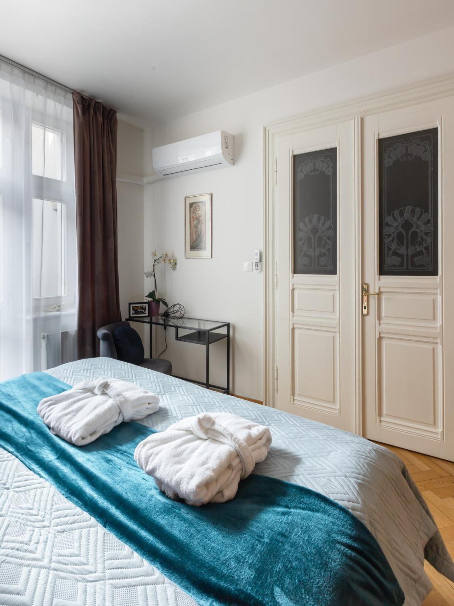 Apartment Decadent Art Deco Balcony Apartment In Old Town Prag