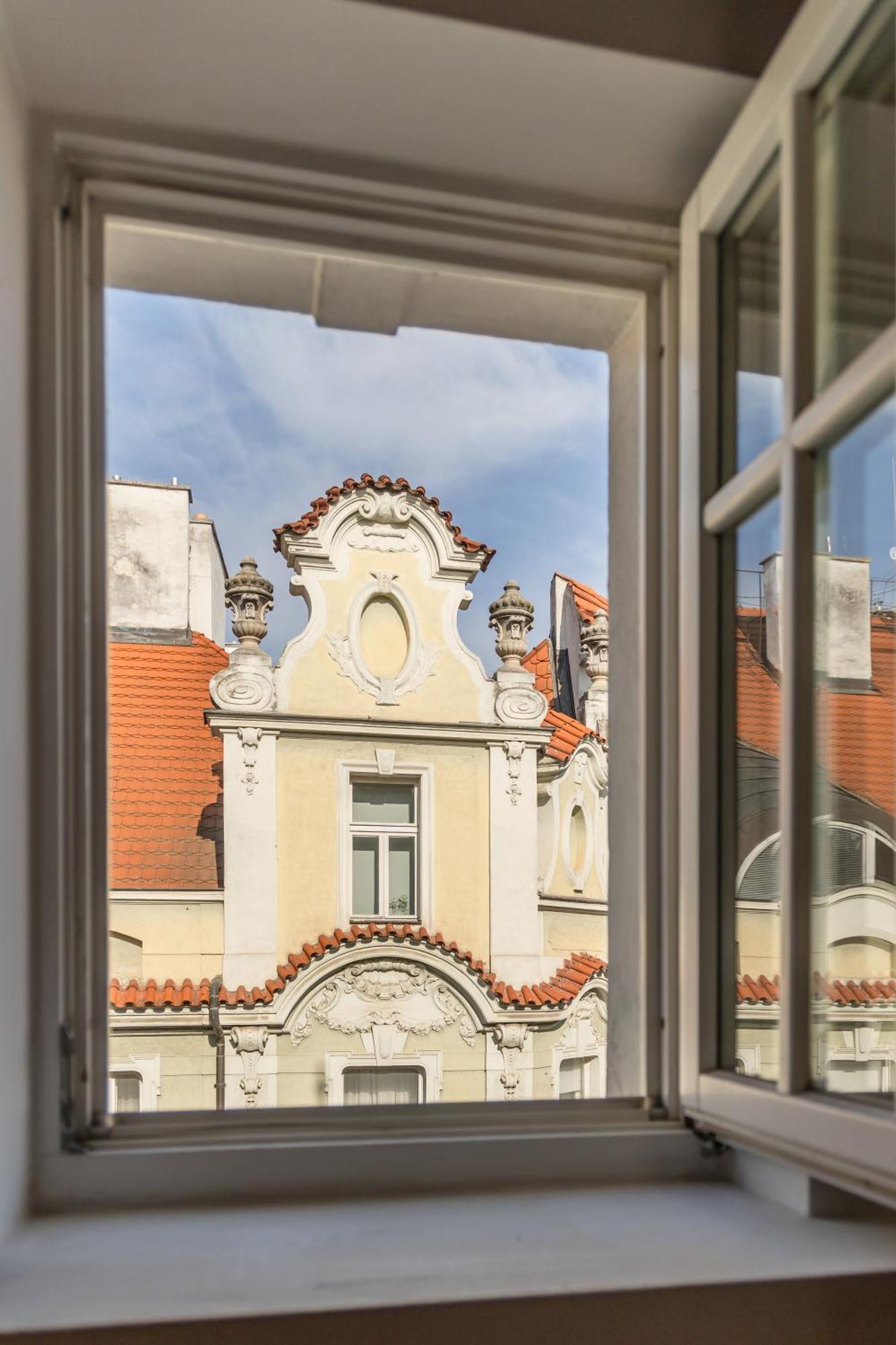Decadent Art Deco Balcony Apartment In Old Town Apartment Prag