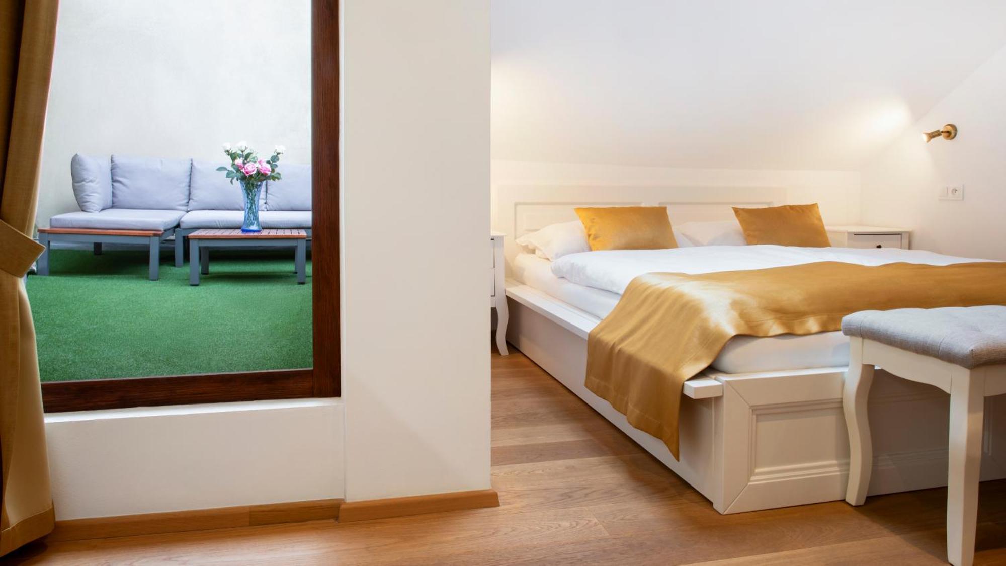 Bed & Breakfast Beerland Chateaux - U Zlate Hrusky / At Golden Pear *