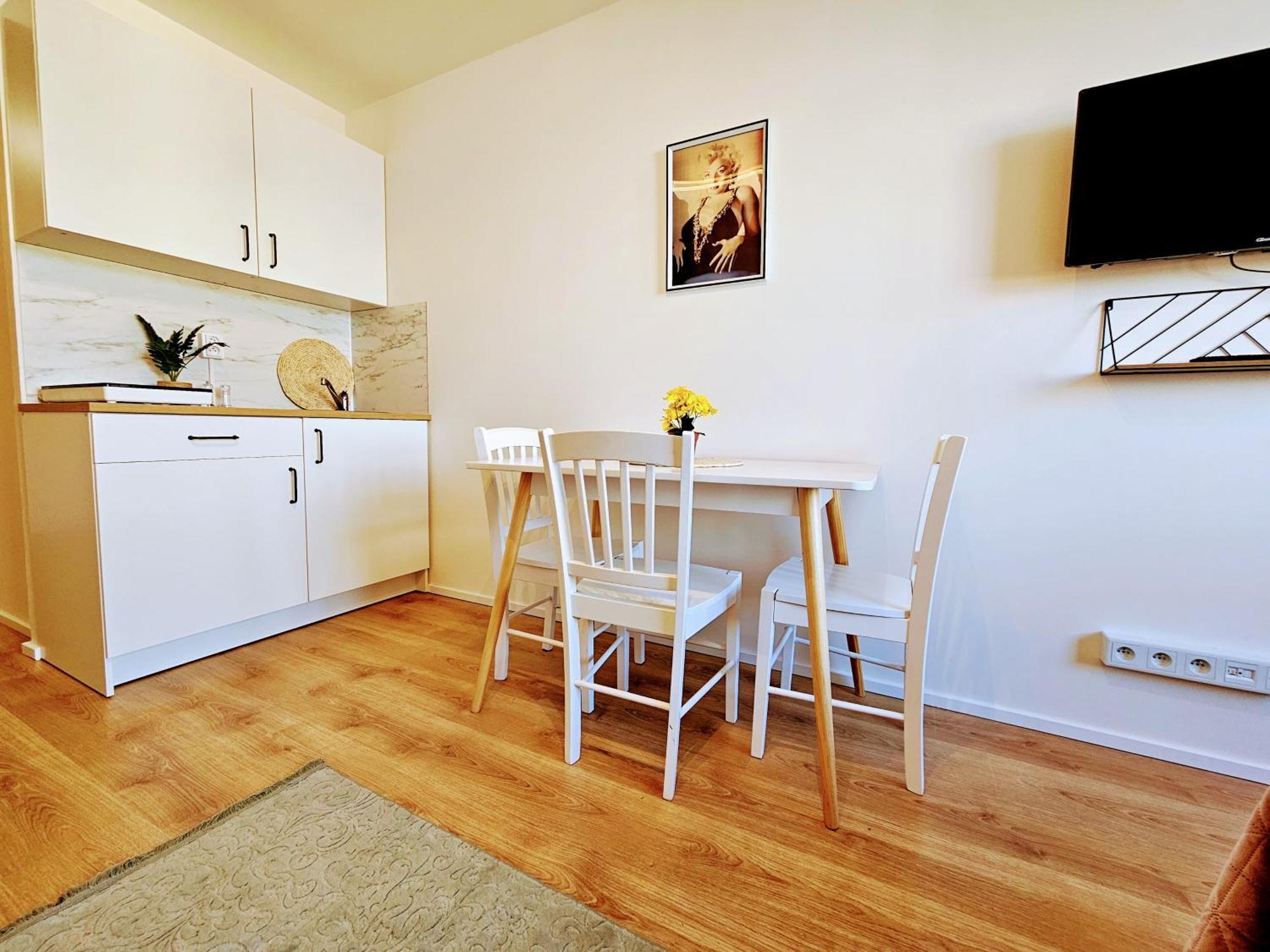 Live-inn Hotel-style 5 Apartments, 20 Mins To Centre, Gym, Reception, Free Parking, Lift, Roof Terrace & Game Praha