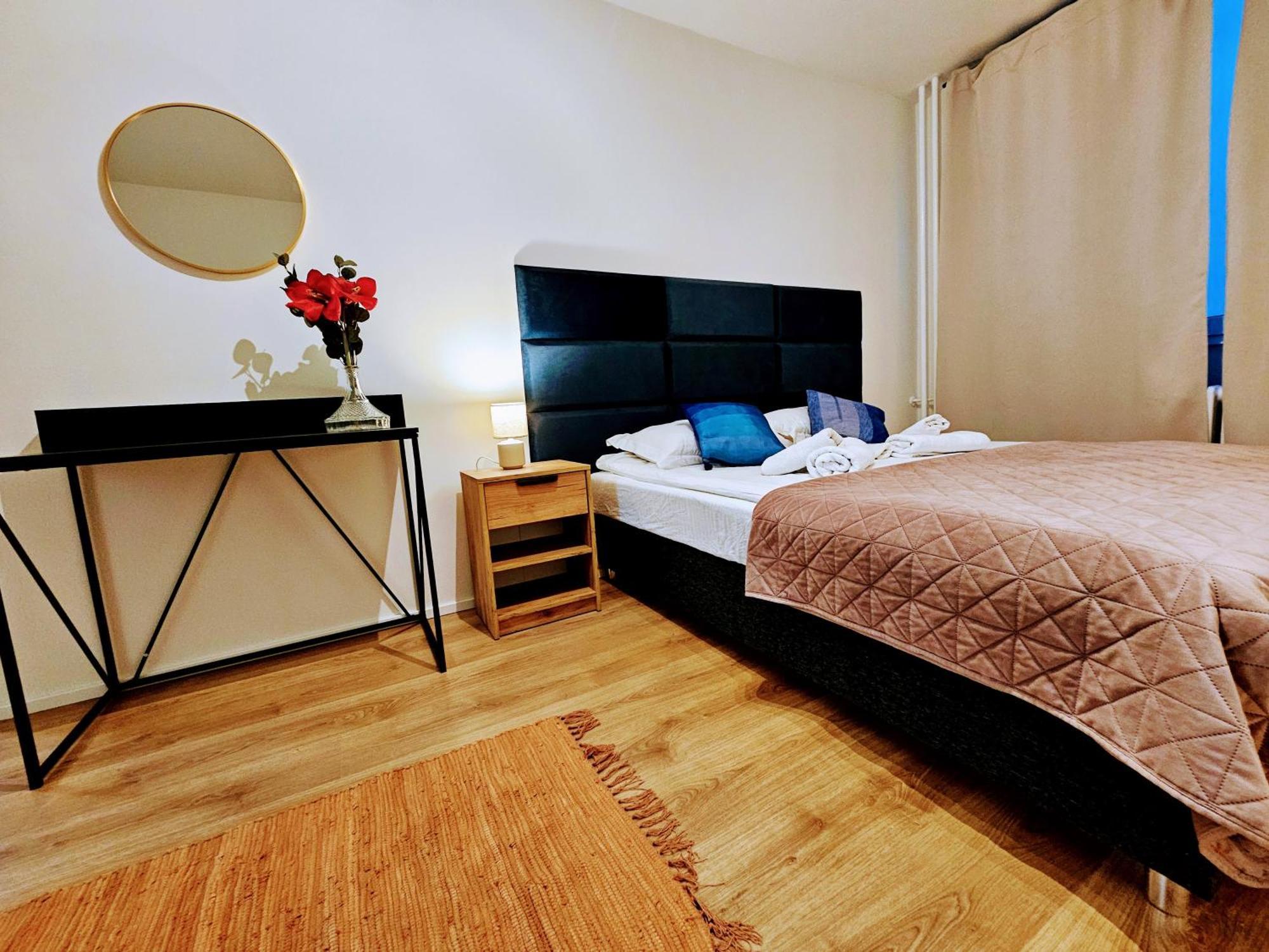 Live-inn Hotel-style 5 Apartments, 20 Mins To Centre, Gym, Reception, Free Parking, Lift, Roof Terrace & Game * Praha