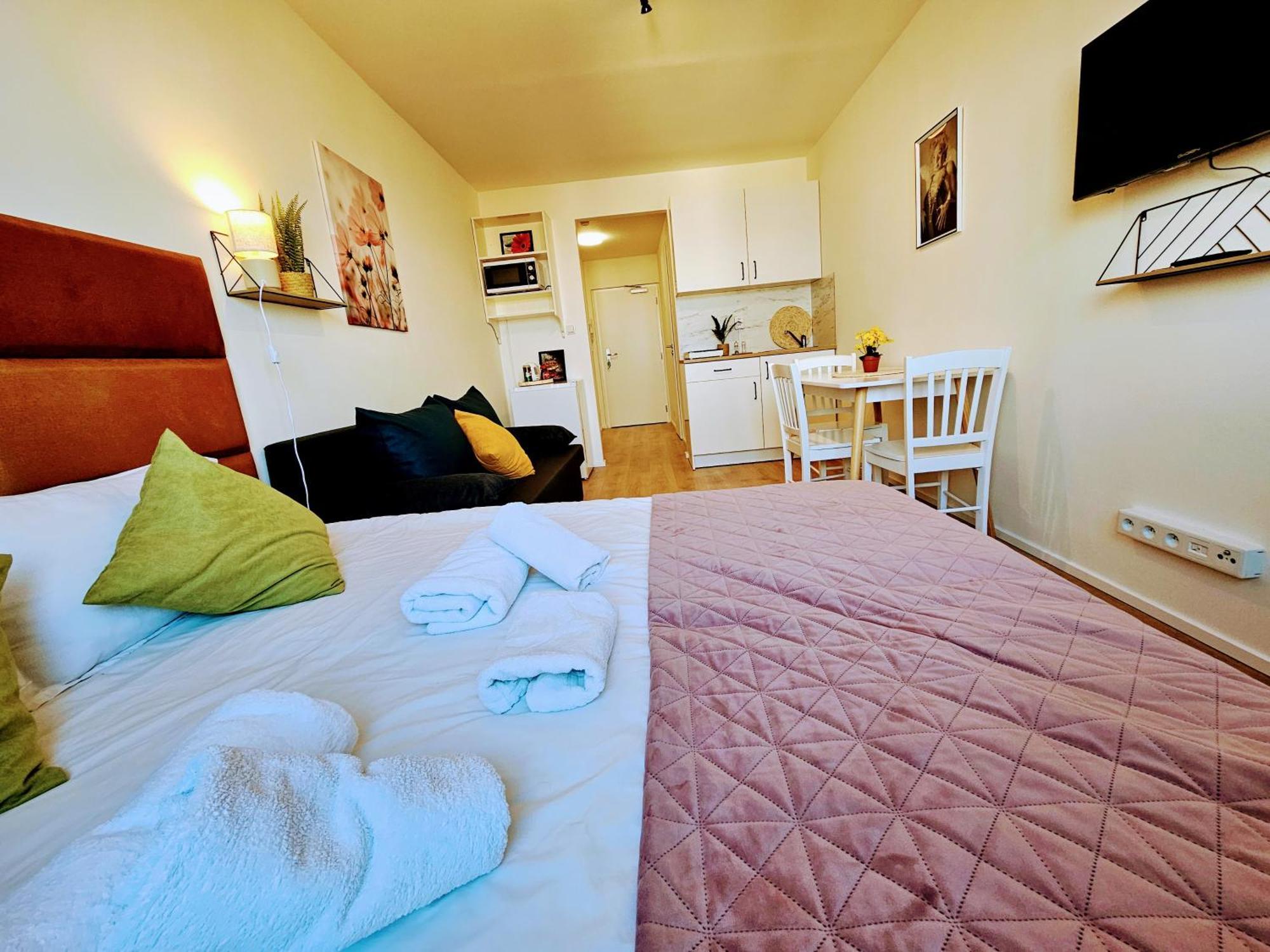 Apartmán Live-inn Hotel-style 5 Apartments, 20 Mins To Centre, Gym, Reception, Free Parking, Lift, Roof Terrace & Game Praha