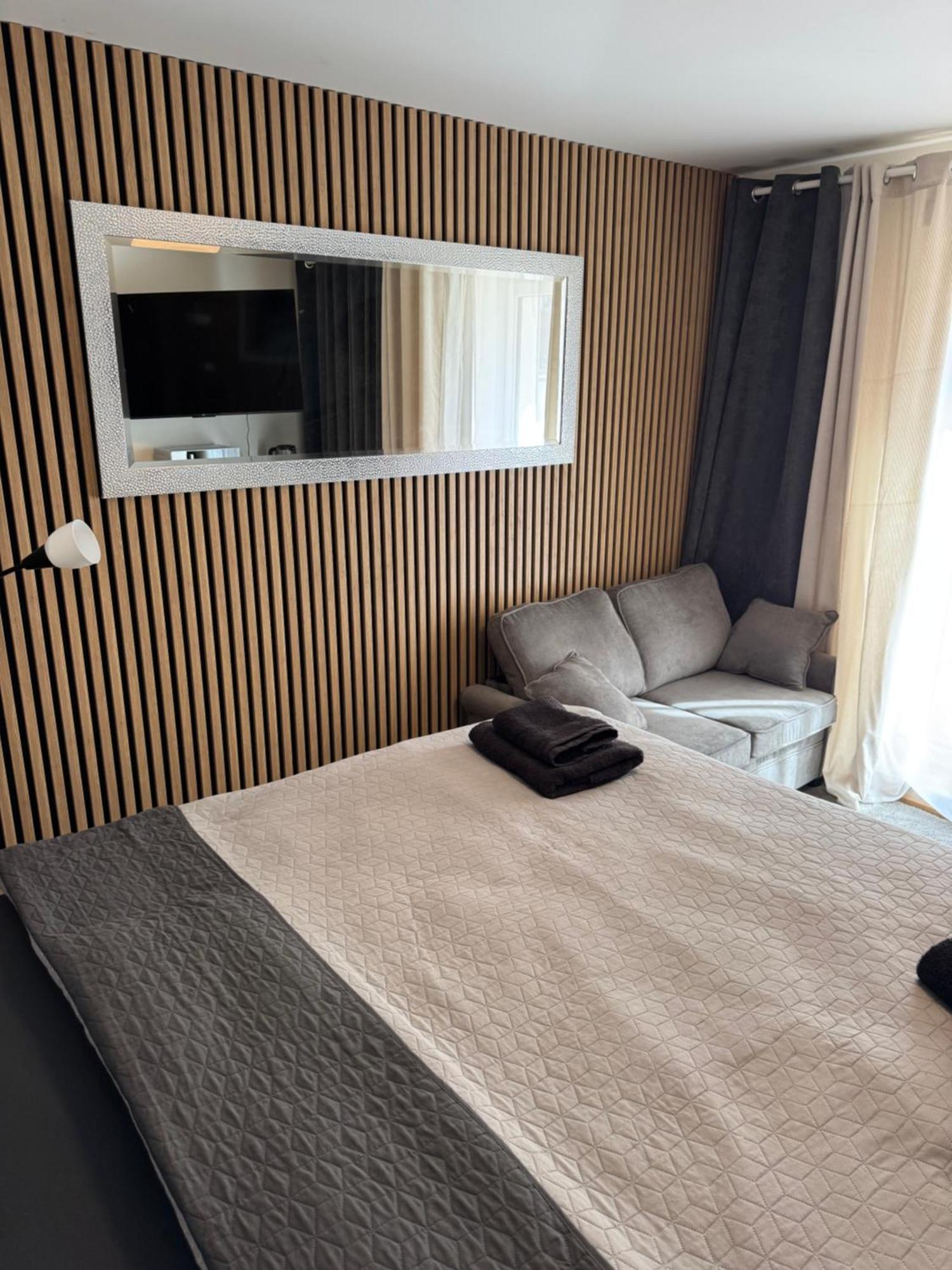 Airport Luxury & *