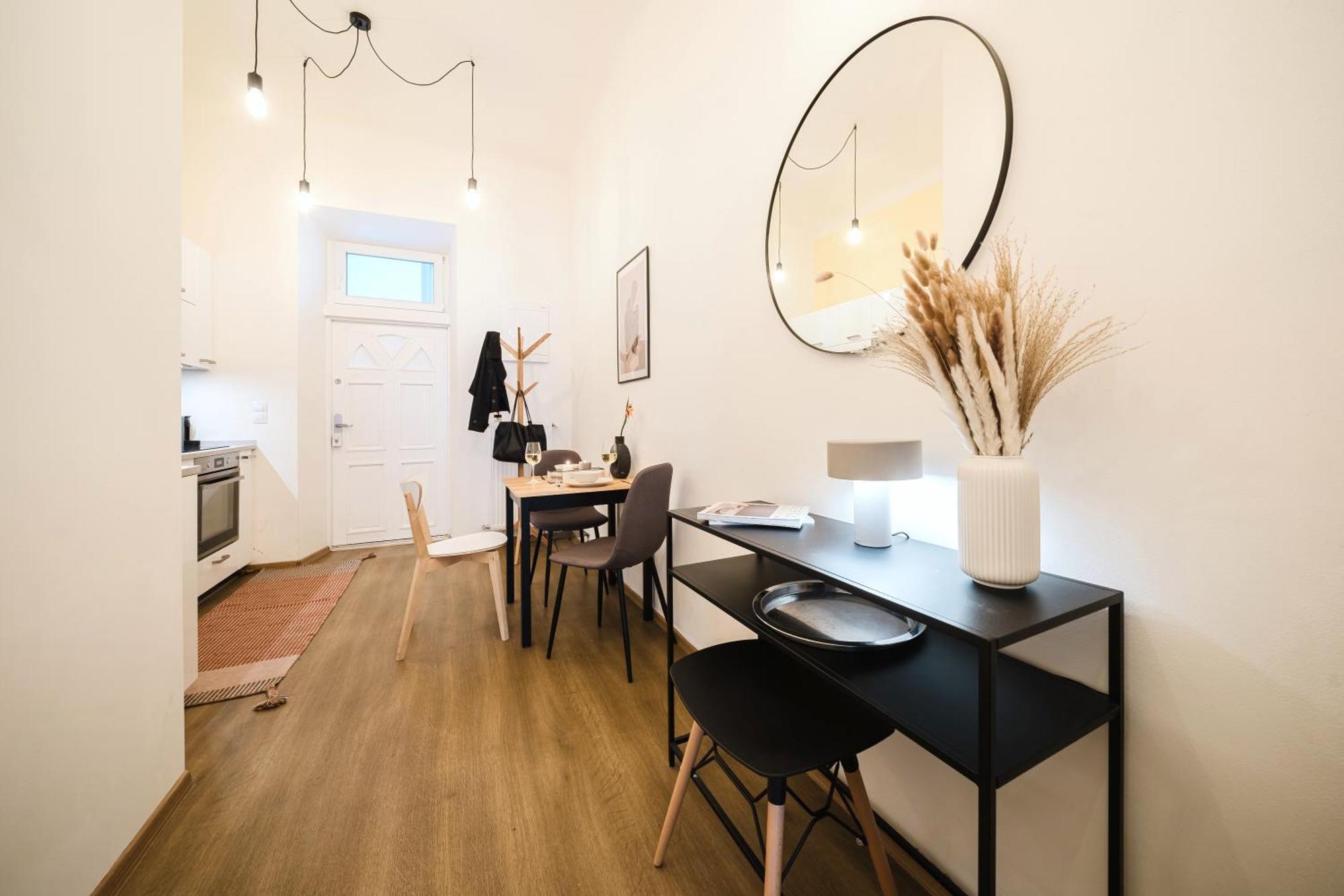 Days - Sunlit 1bdr - Netflix - Yet Quiet - New Town Apartment *