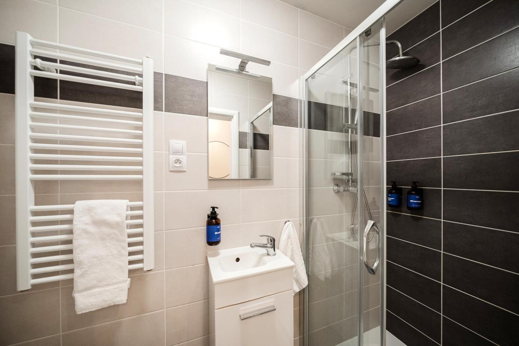 Days - Sunlit 1bdr - Netflix - Yet Quiet - New Town Apartment Prague