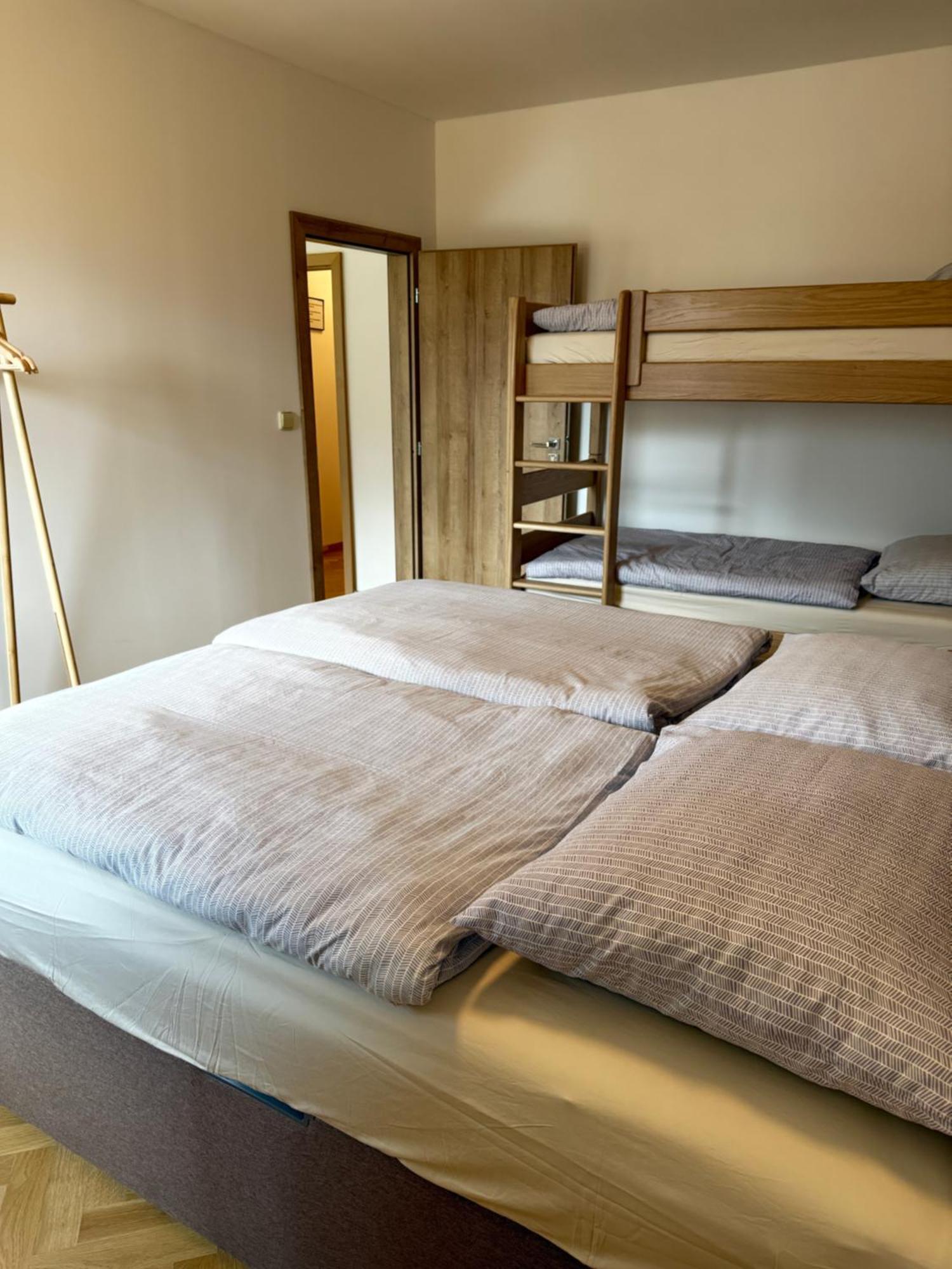 Familyvilla, New 4 Luxury Big Apartments, Parking Praha
