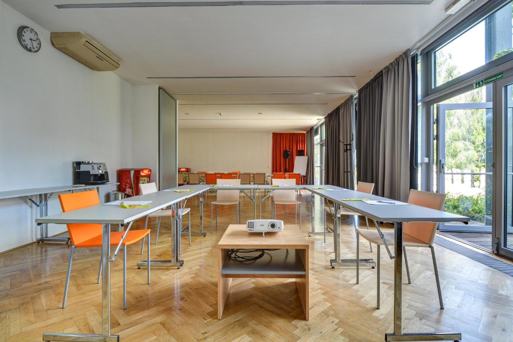 Airport By Ihg Prague