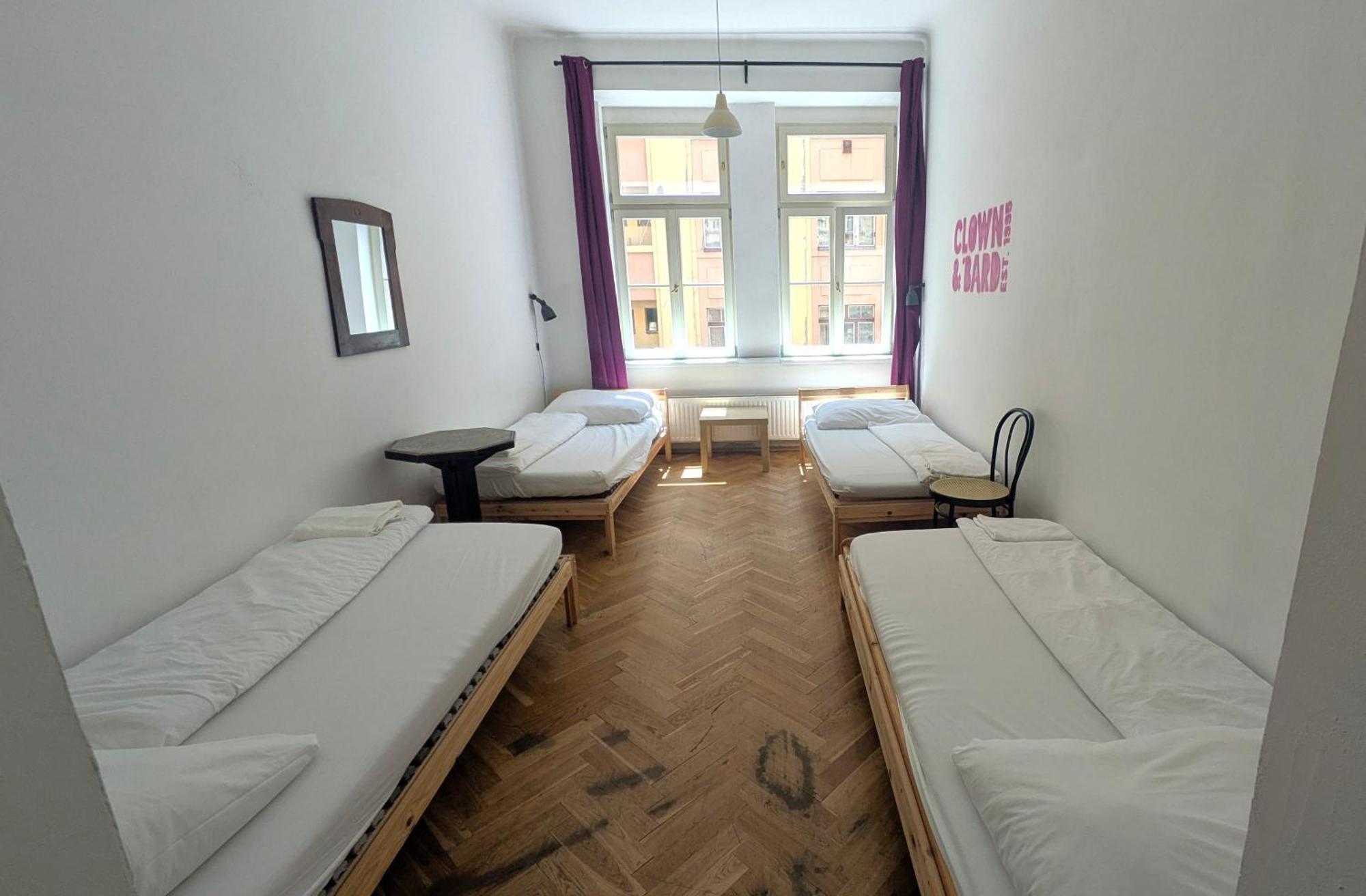 Clown&bard Hostel *