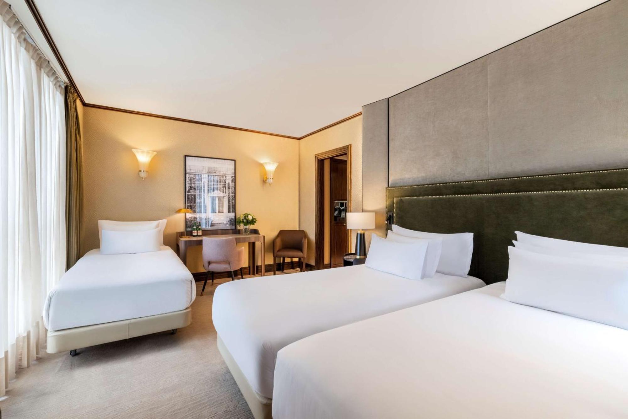 Hotel Nh Collection Carlo Iv 5*