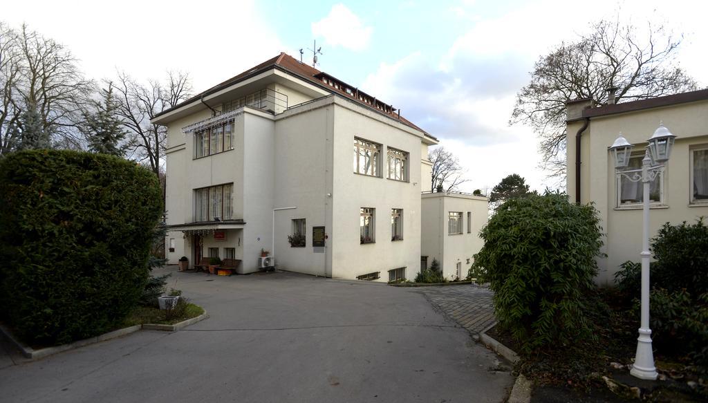 Jana - Domov Mladeze Gasthof 2*