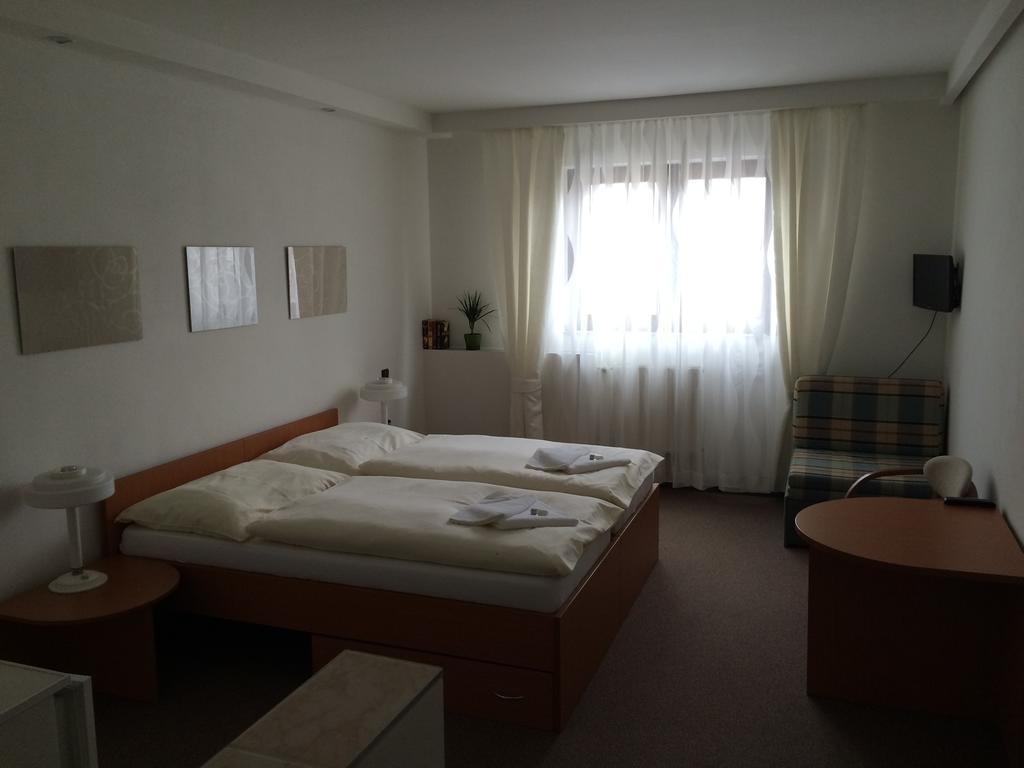 Wolf 3* Prag