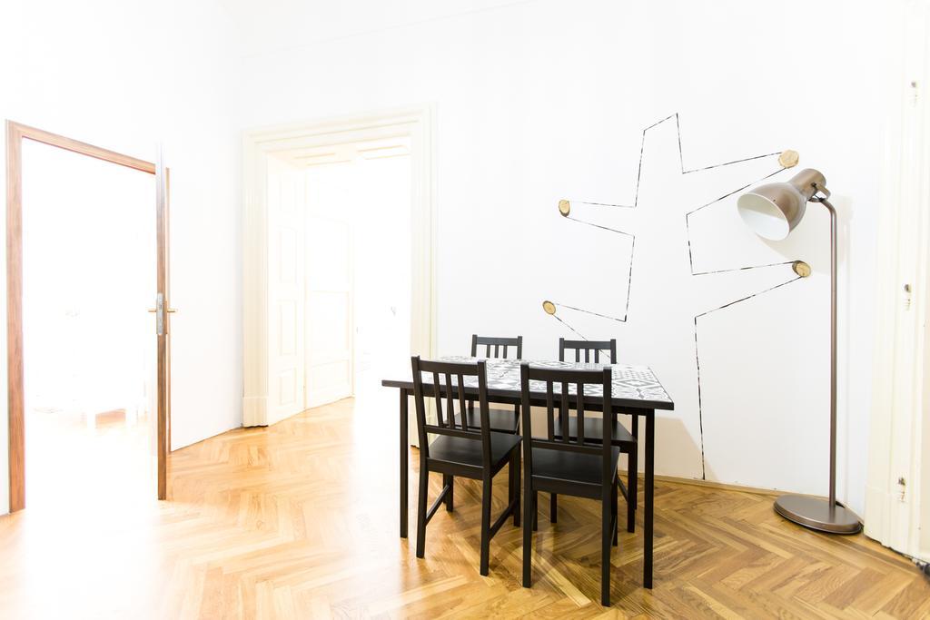 Friday Songs Apartment Prag