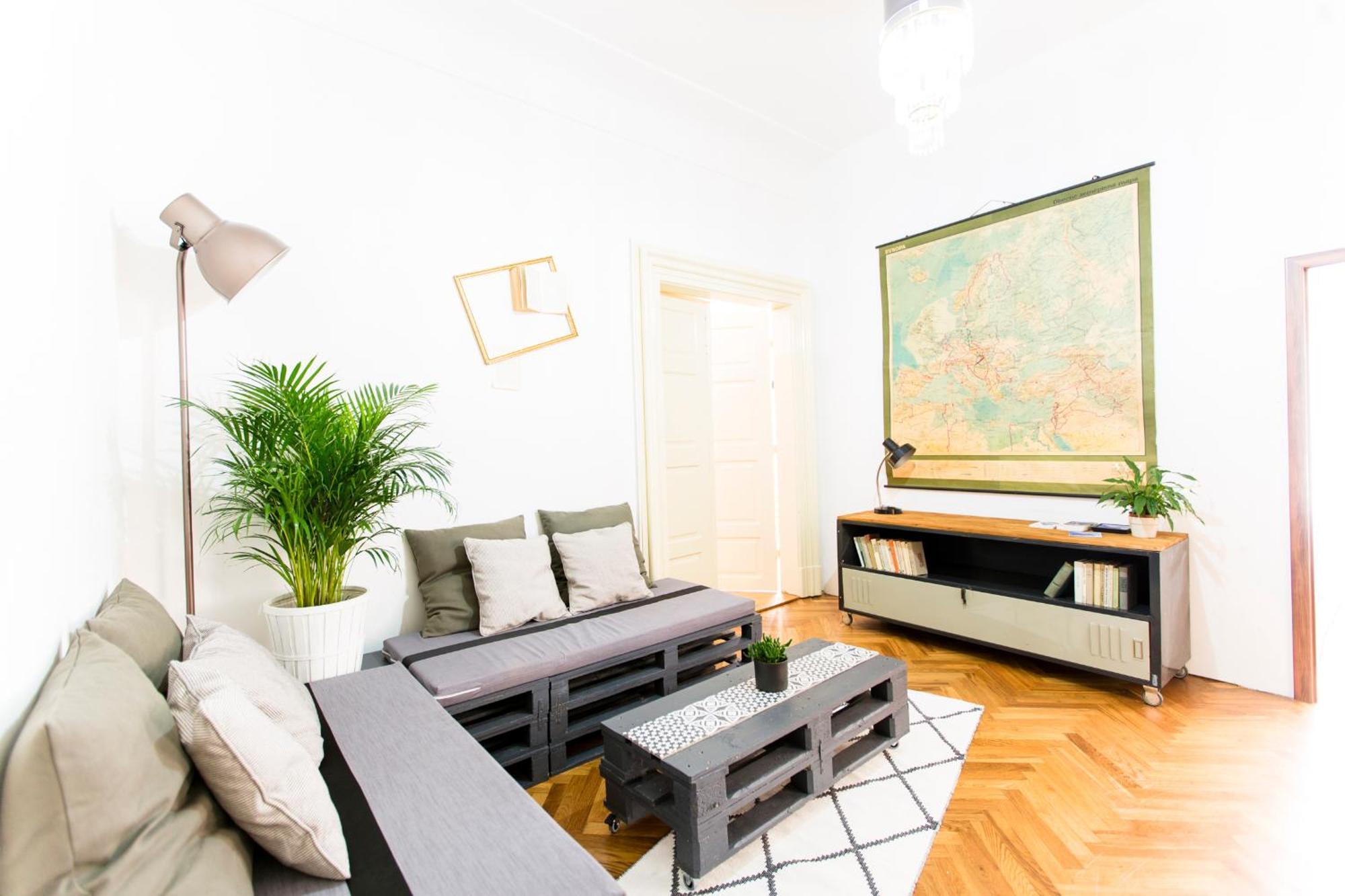 Friday Songs Apartment Prag