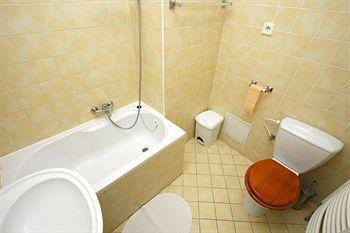 Apartments At The Golden Plough Apartment *