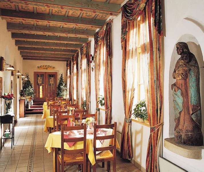 Hotel Selsky Dvur - Bohemian Village Courtyard